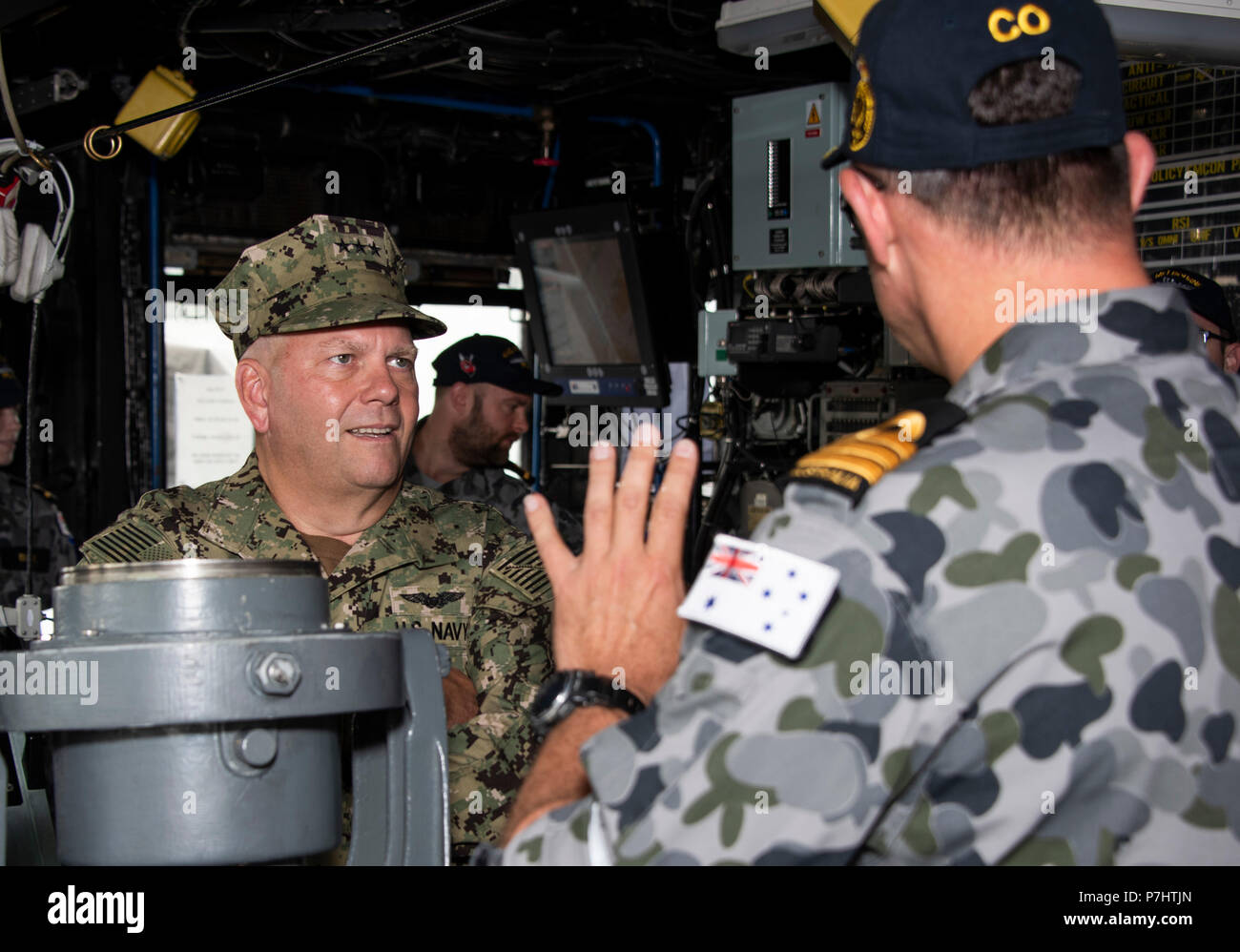 180703-N-ZZ513-1037 PEARL HARBOR (3 juillet 2018) Vice-amiral. John D. Alexander, commander, U.S. 3e Flotte, parle avec le Cmdr. Marcus Butler, commandant de la Marine royale australienne de la frégate lance-missiles HMAS Melbourne (FFG 05), au cours d'une visite du navire dans le cadre de l'exercice RIMPAC 2018, 3 juillet. Vingt-cinq nations, 46 navires, 5 sous-marins, environ 200 avions et 25 000 personnes participent à l'EXERCICE RIMPAC du 27 juin au 2 août dans et autour des îles Hawaï et la Californie du Sud. Le plus grand exercice maritime international RIMPAC, fournit une formation unique tout en favorisant Banque D'Images