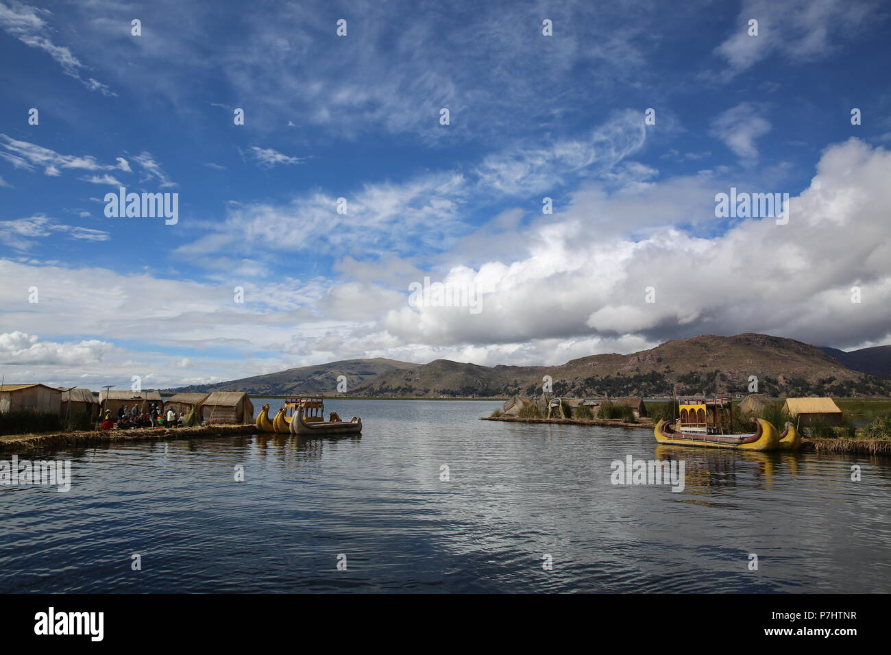 La nature et la culture locale du lac Titicaca. La beauté de la terre, l'eau et les nuages. Banque D'Images