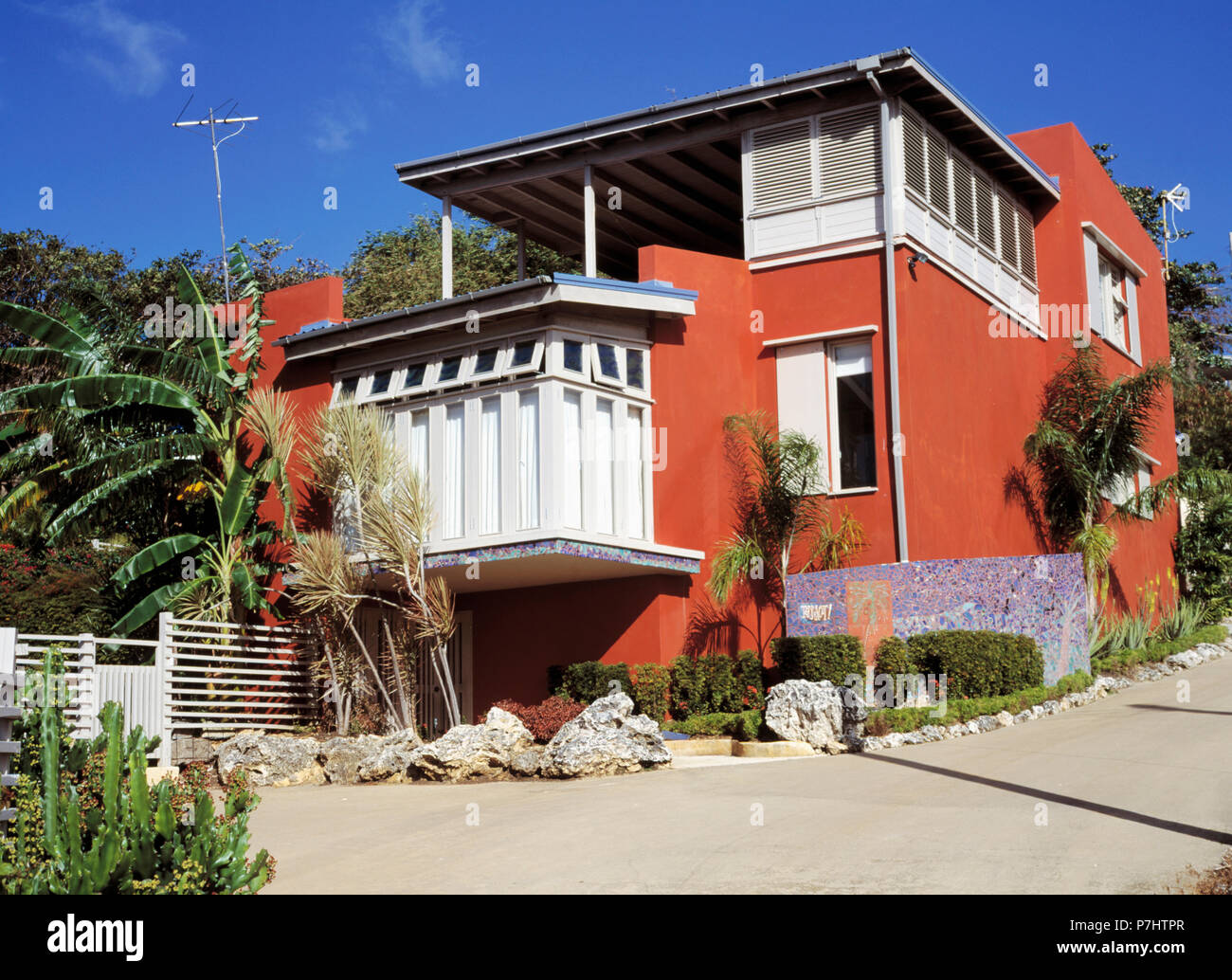 Caribbean house rouge moderne avec grande fenêtre Banque D'Images