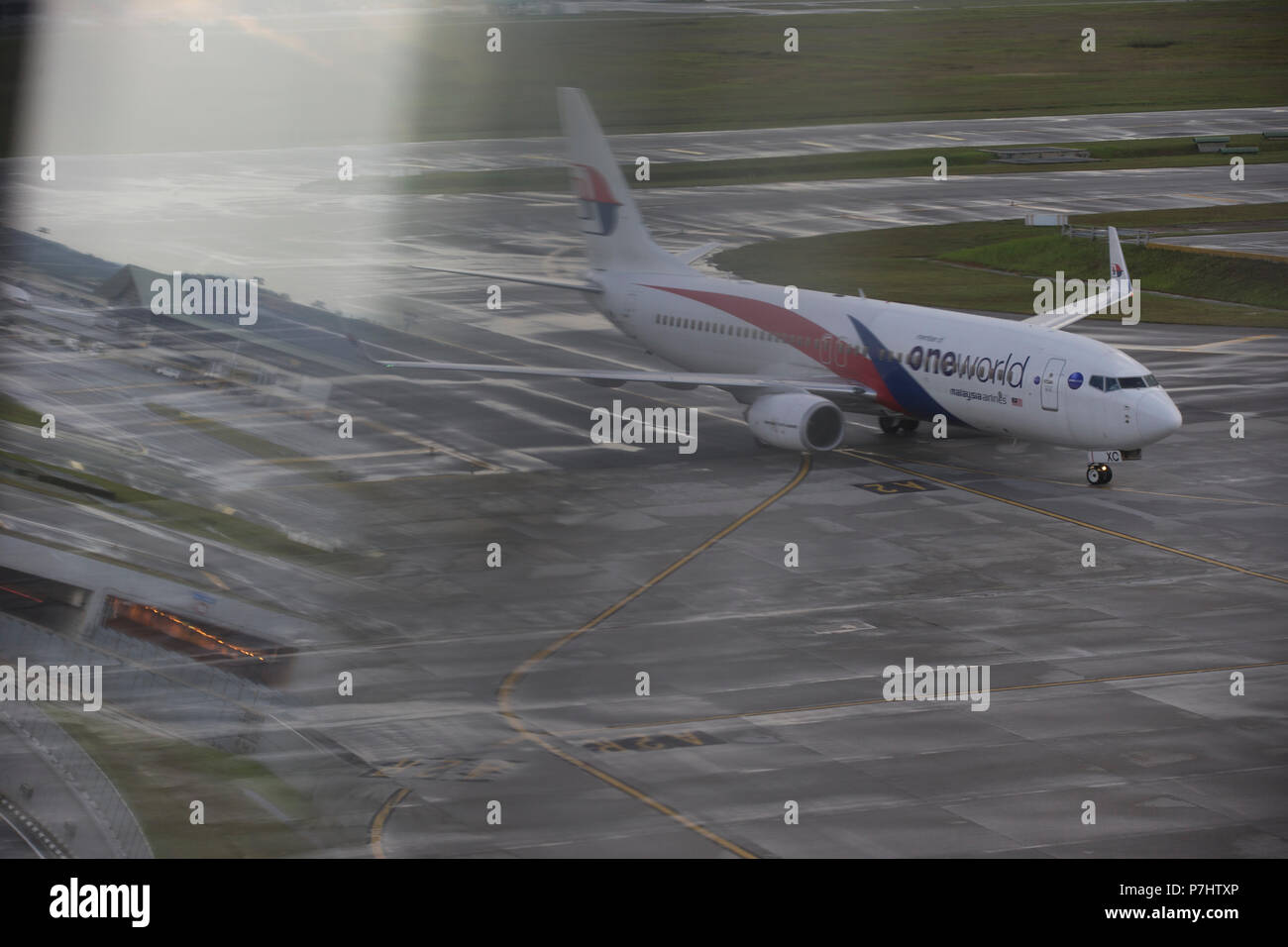La Malaysian Airlines Boeing 737 taxis pour le terminal après l'atterrissage à l'Aéroport International de Kuala Lumpur. Banque D'Images