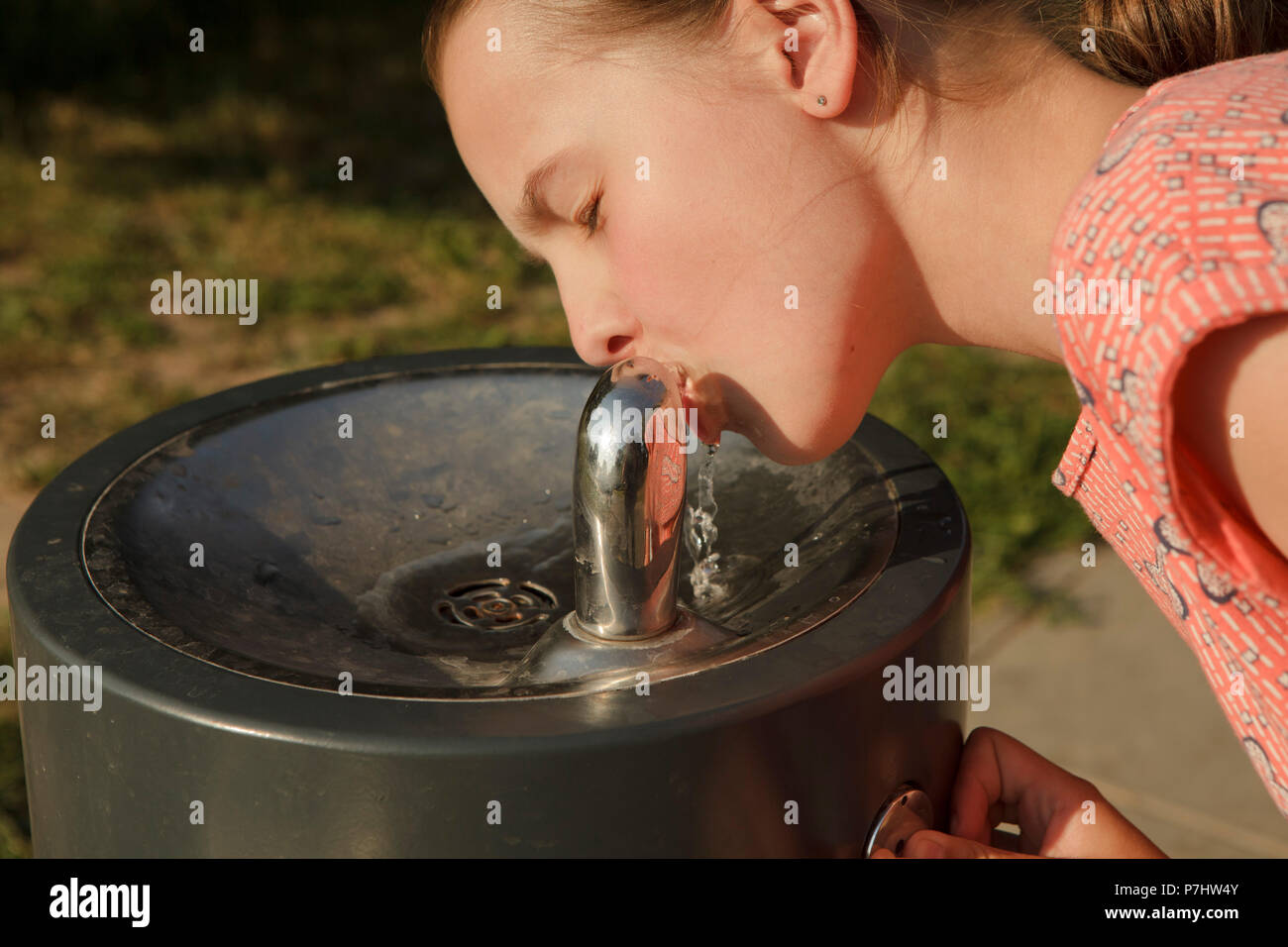 Fille de l'eau potable dans les chaudes journées d'été, de l'Europe Banque D'Images