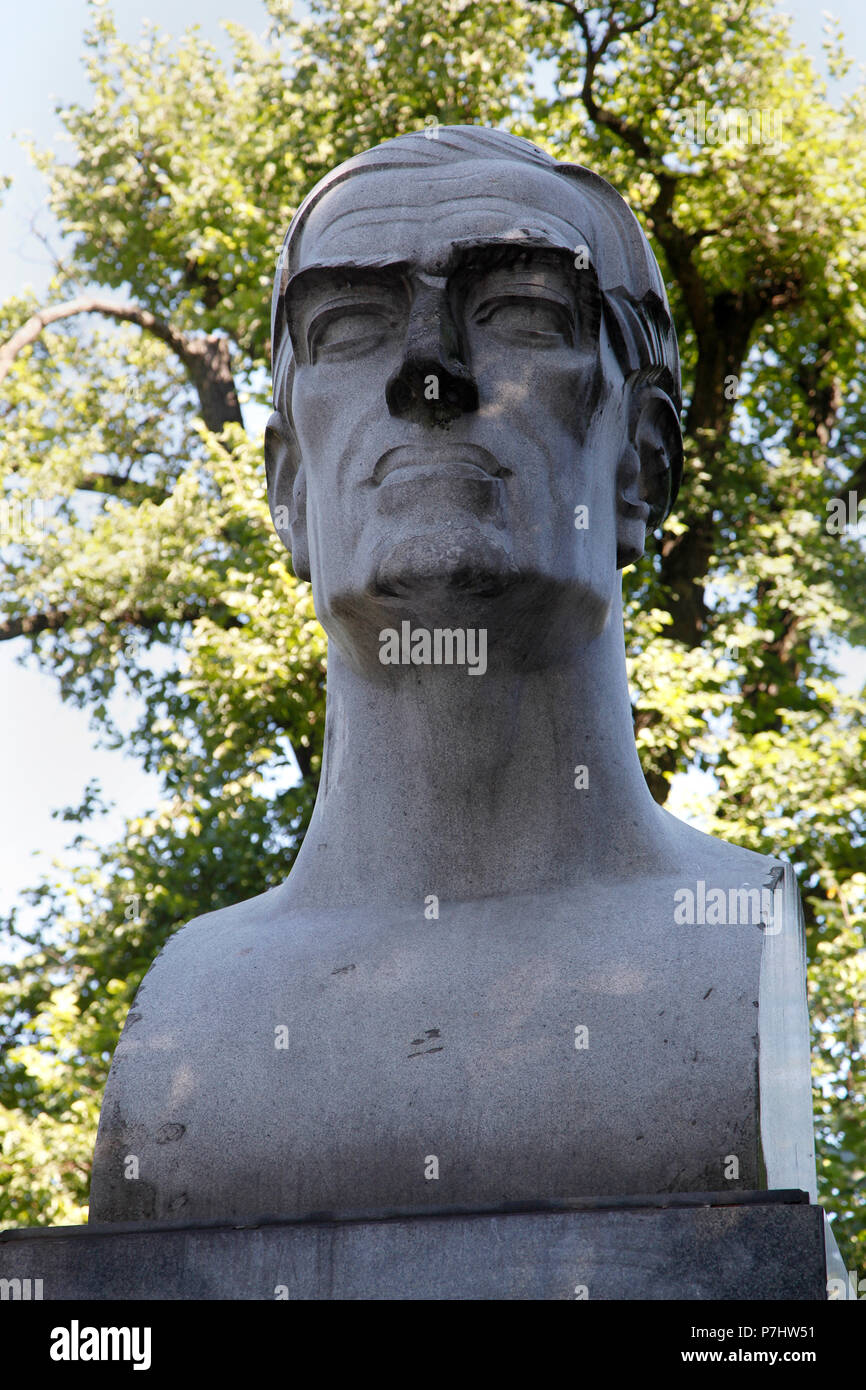 Le buste du président Woodrow Wilson se trouve au sommet d'un monument situé sur parc Wilson, Poznań, Pologne, le 4 juillet 2018. Le monument, érigé en 1994, est dédié à Wilson et sa contribution à l'indépendance de la Pologne. Le 8 janvier 1918, Wilson a donné son discours Quatorze Points, centré sur une solution pacifique à partir de la Première Guerre mondiale. Point 13 a déclaré "un état polonais indépendant devrait être élevé qui devrait inclure les territoires habités par des populations indiscutablement Polish, qui devraient être assurés d'un accès sécurisé et gratuit à la mer, et dont l'indépendance politique et économique et territoriale integ Banque D'Images