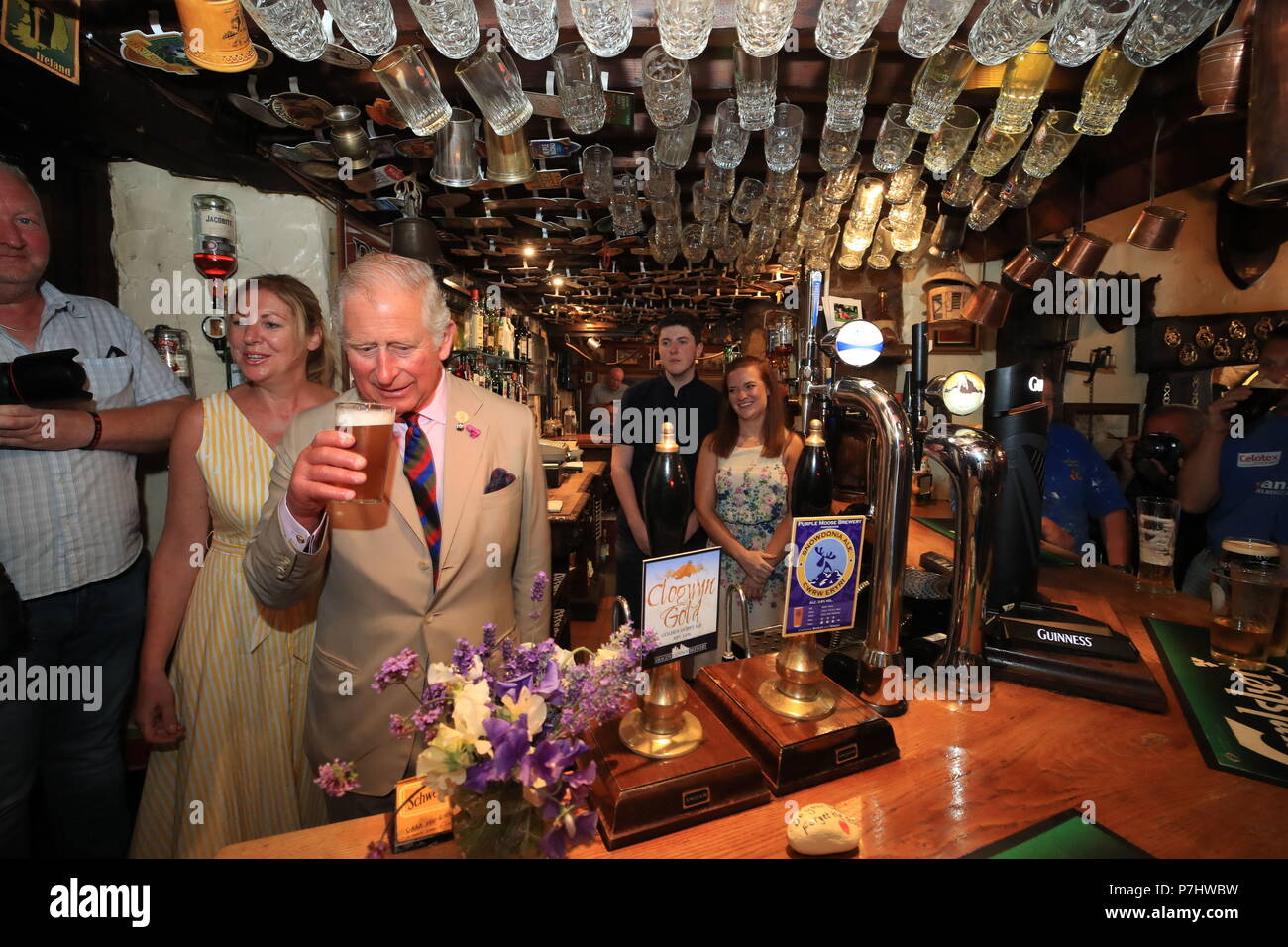 Le Prince de Galles bénéficie d'une pinte d'ale Snowdonia dans le vieux pub Stag dans Llangernyw Abergele, au cours de sa visite de cinq jours au Pays de Galles. Banque D'Images