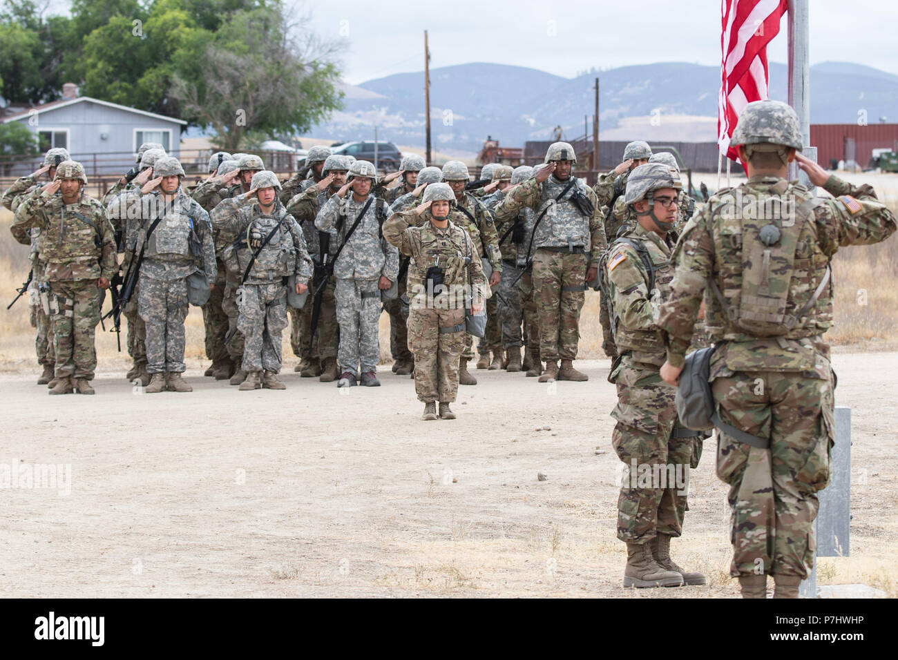 Les soldats de la Garde nationale de l'Armée de l'Arizona avec le 198th groupe de soutien régional et le Siège de l'Administration centrale basée à Phoenix, procéder à une cérémonie de lever du drapeau pour fêter le Jour de l'indépendance, le 4 juillet 2018, à Fort Hunter Liggett, Californie Le 198th RSG HHC est à Fort Hunter Liggett pour une mission de formation de 21 jours à l'appui de l'exercice d'entraînement de soutien au combat (CSTX) 91-18-01, un exercice mené par l'armée de réserve 91e Division de la formation. La Garde nationale de l'Arizona (photo prise par le s.. Brian A. Barbour) Banque D'Images