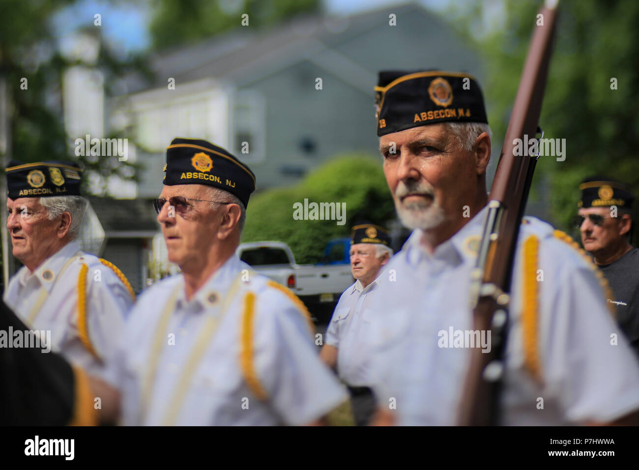 Les membres de la garde d'honneur de la Légion américaine à effectuer l'historique Smithville Quatrième de juillet parade à Smithville, N.J., le 4 juillet 2018. Cette parade annuelle est la plus importante de l'état. Cette photo a été prise avec un objectif tilt shift. (U.S. Air National Guard photo par le Sgt. Matt Hecht) Banque D'Images