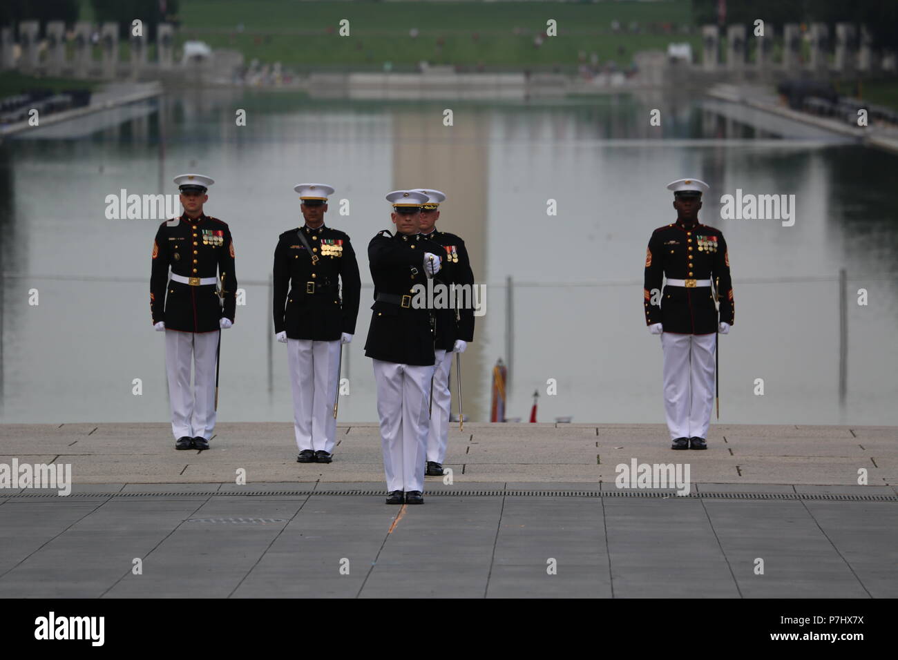 L'Adjudant-chef 2 Richard Woodall, défilé, l'adjudant-exécute "attirer l'épée" au cours d'une Parade au coucher du soleil mardi au Lincoln Memorial, Washington D.C., le 3 juillet 2018. L'invité d'honneur pour le défilé a été Vice-amiral. Walter E. "Ted" Carter, 62e directeur de l'académie navale des États-Unis, et l'accueil a été le lieutenant-général Robert S. Walsh, commandant général, Marine Corps Combat Development Command, et commandant adjoint, le développement des méthodes de combat et de l'intégration. (Official U.S. Marine Corps Photo par le Cpl. Damon Mclean/libérés) Banque D'Images