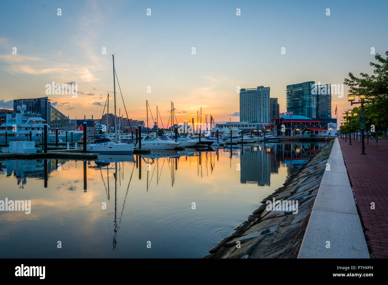 Le port intérieur au lever du soleil, à Baltimore, Maryland Banque D'Images