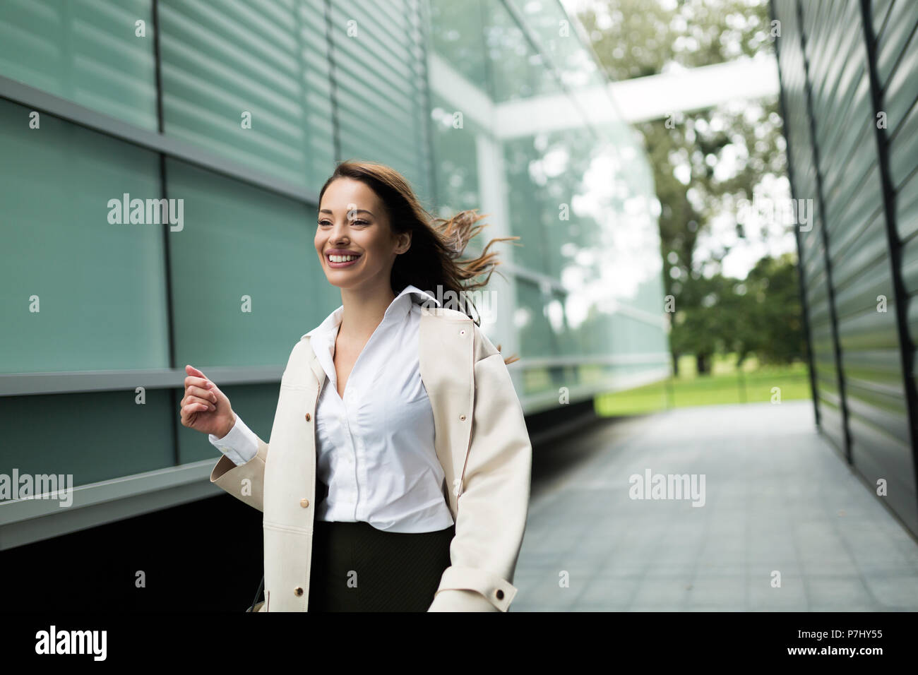 Portrait of young businesswoman allant à l'office de tourisme Banque D'Images