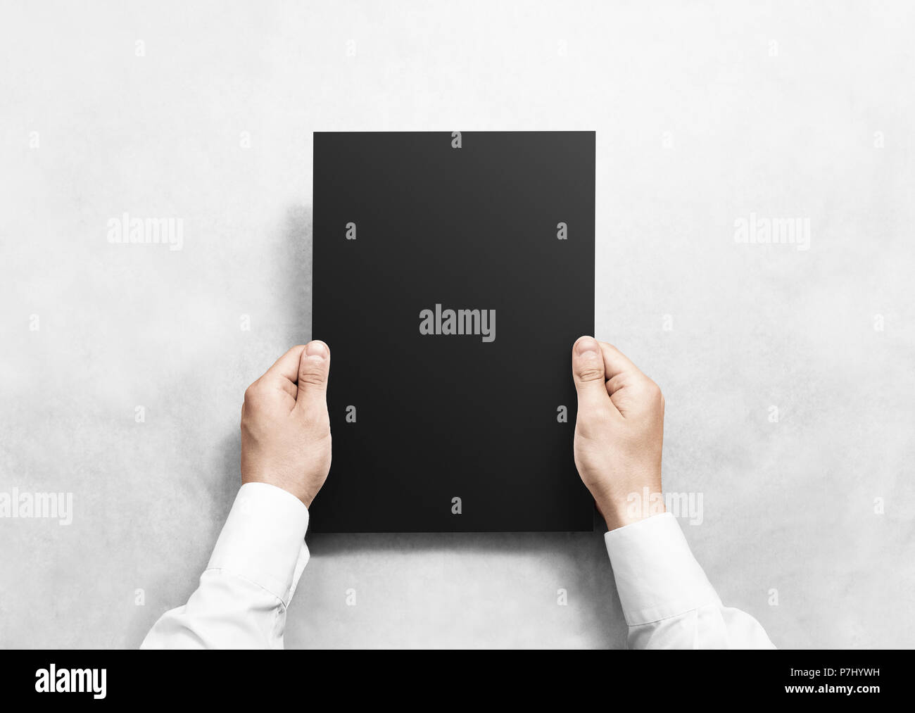 Main tenant le papier blanc noir feuilles immersive, isolé. Maintenez le bras gris clair maquette Modèle de brochure. Document notice surface design. Pure simple affichage impression sombre spectacle. Contrat de lecture. Banque D'Images