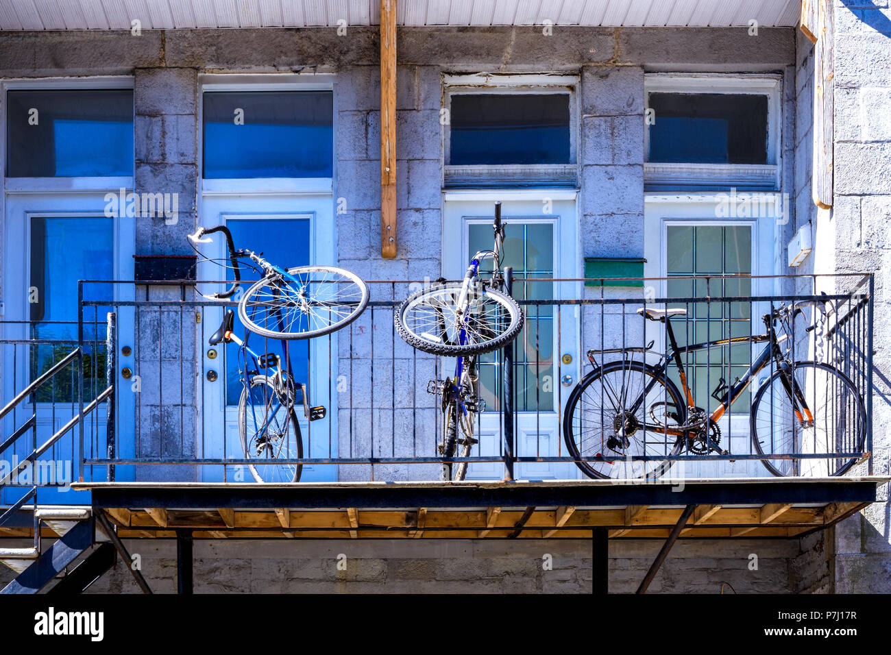 V lo sur un balcon Banque de photographies et d images haute