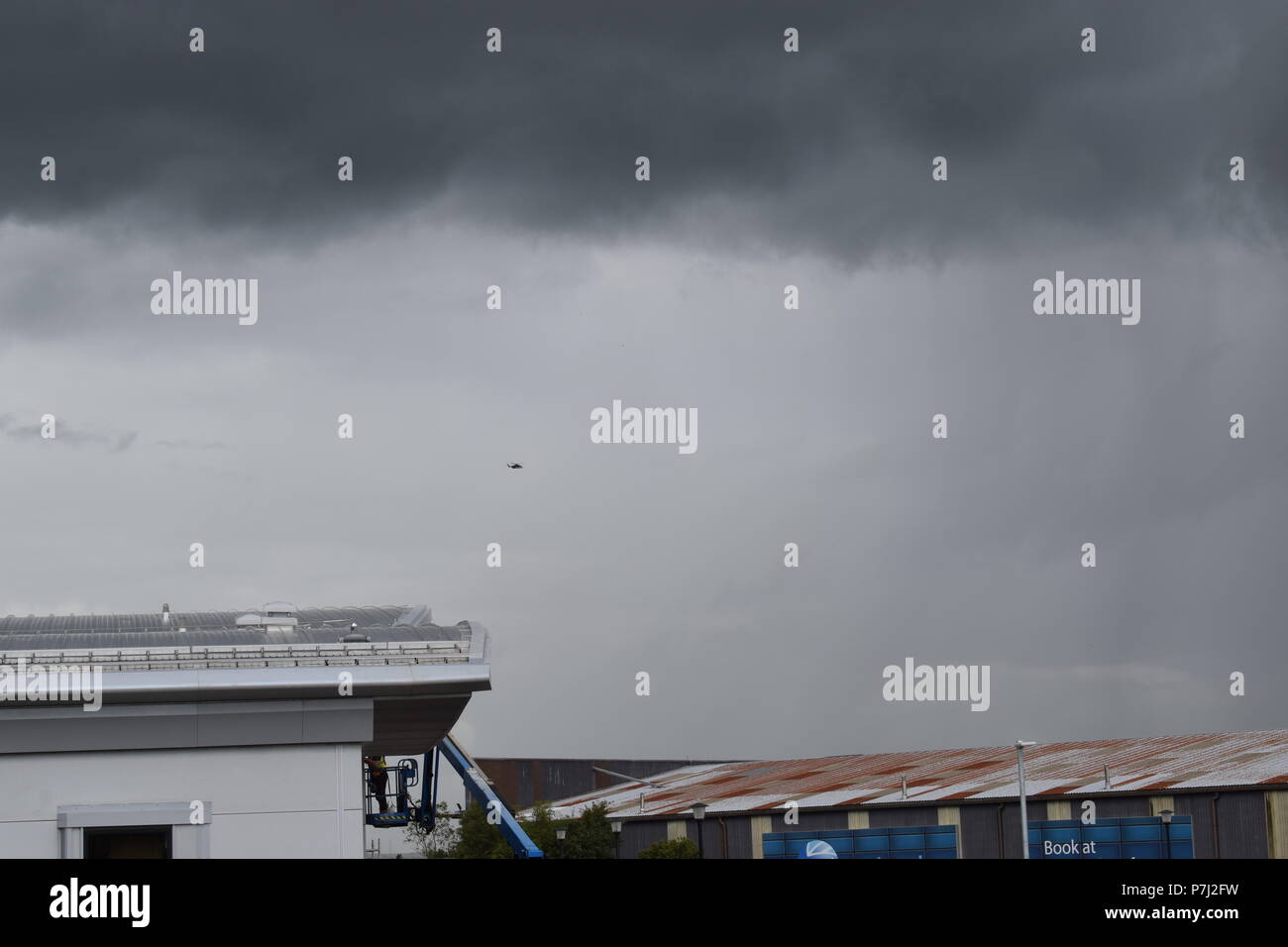 Jour de pluie à l'aéroport d'Aberdeen avec hélicoptère dans la distance Banque D'Images