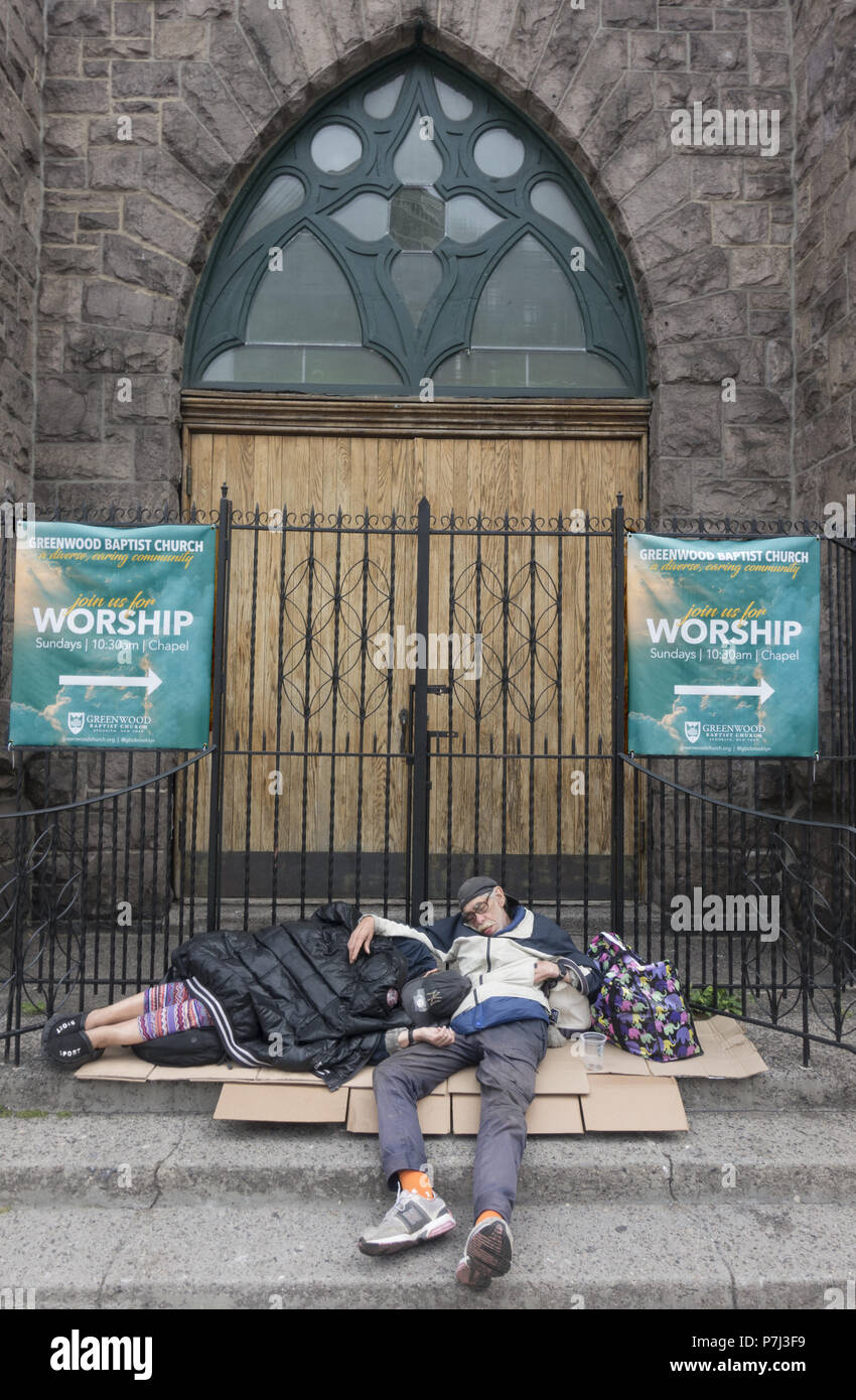 L'homme et la femme à dormir tôt le matin devant une église baptiste le long de la 7e Avenue à Park Slope, Brooklyn New York. Banque D'Images