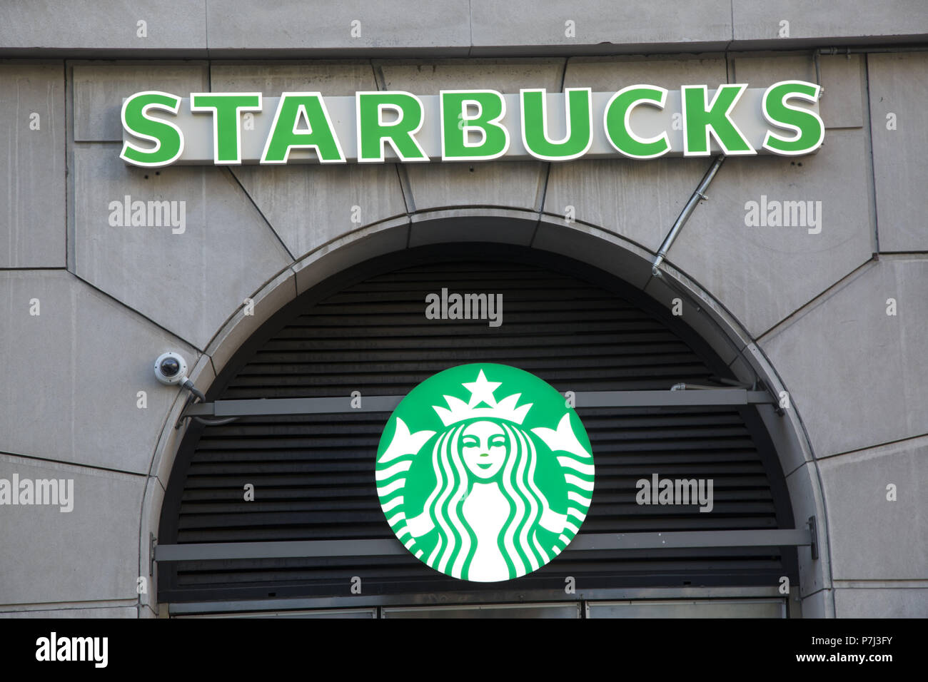 Logo de Starbucks et signe au-dessus de l'entrée. La ville de New York. Banque D'Images