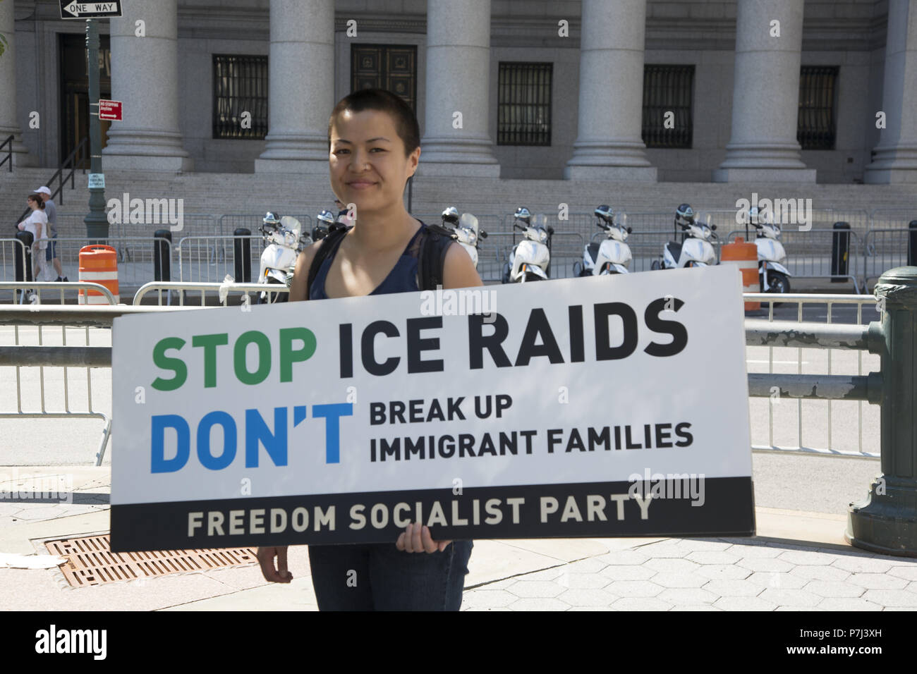 Dans une journée nationale de protestation contre le traitement injuste et cruelle des familles à la frontière mexicaine des milliers de New Yorkais se sont rassemblés et ont marché sur le pont de Brooklyn se prononçant contre les fascistes comme les politiques d'immigration de l'atout de l'Administration. Banque D'Images