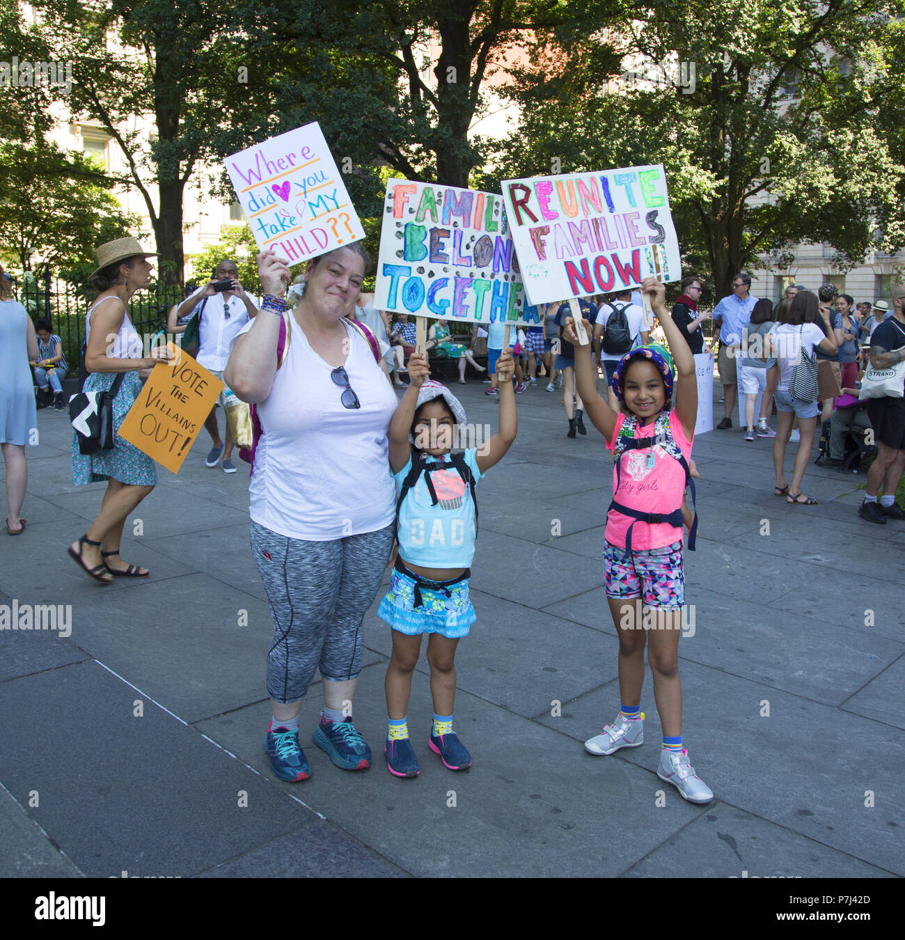 Dans une journée nationale de protestation contre le traitement injuste et cruelle des familles à la frontière mexicaine des milliers de New Yorkais se sont rassemblés et ont marché sur le pont de Brooklyn se prononçant contre les fascistes comme les politiques d'immigration de l'atout de l'Administration. Banque D'Images