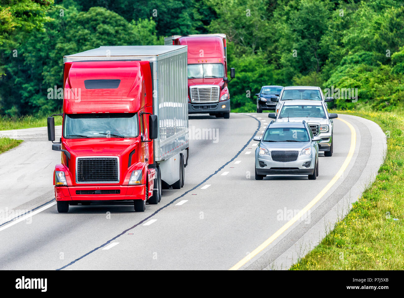 18 Deux-roues et les véhicules de plusieurs déplacements sur une autoroute. Remarque : Tous les logos et marques d'identification ont été supprimés de tous les véhicules. Banque D'Images