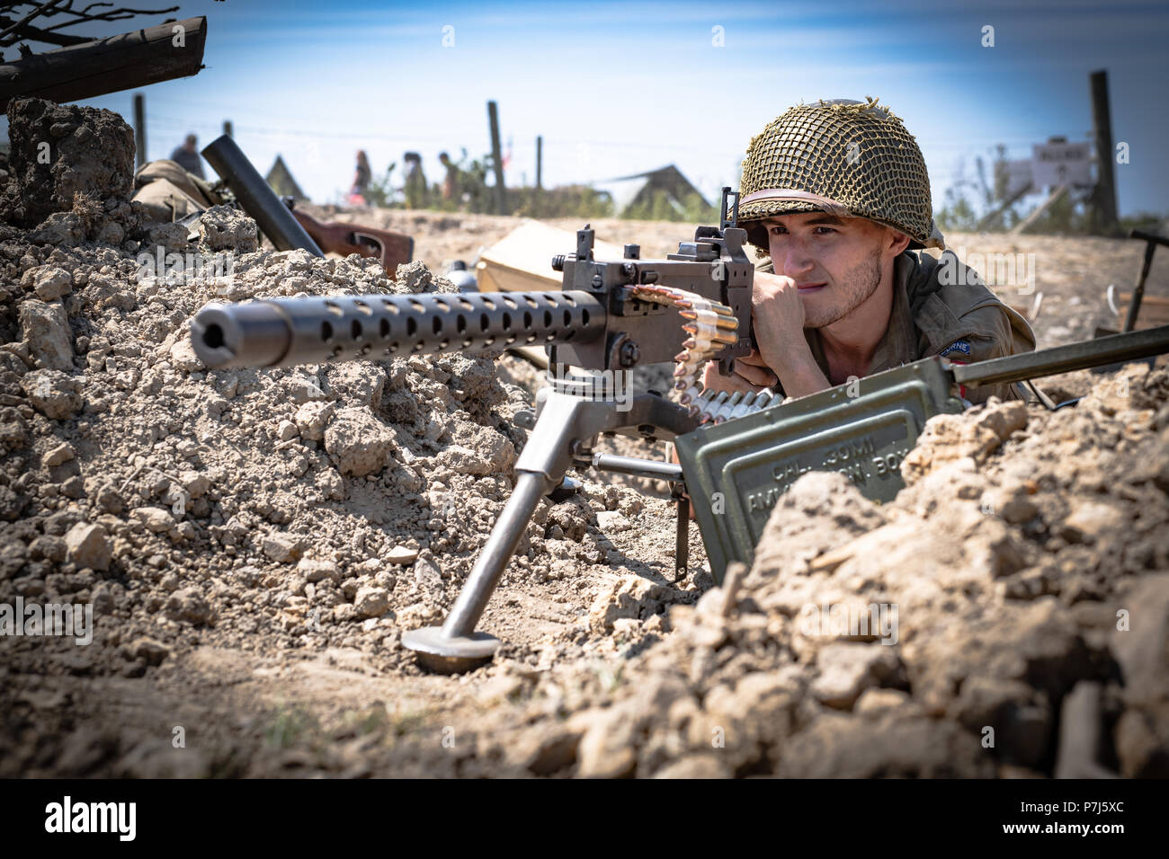 Soldat avec des armes lourdes dans la ville Banque D'Images