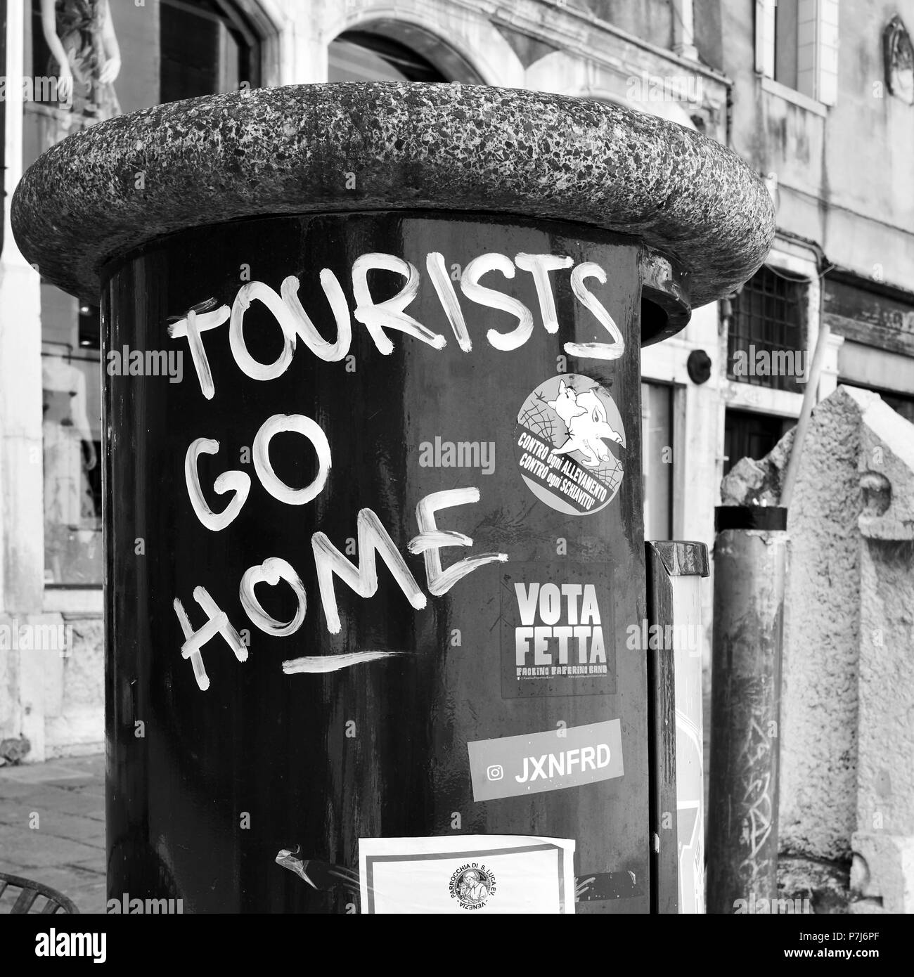 Venise, Italie - 17 juin 2018 : 'touristes' go home graffito à Venise close-up Banque D'Images