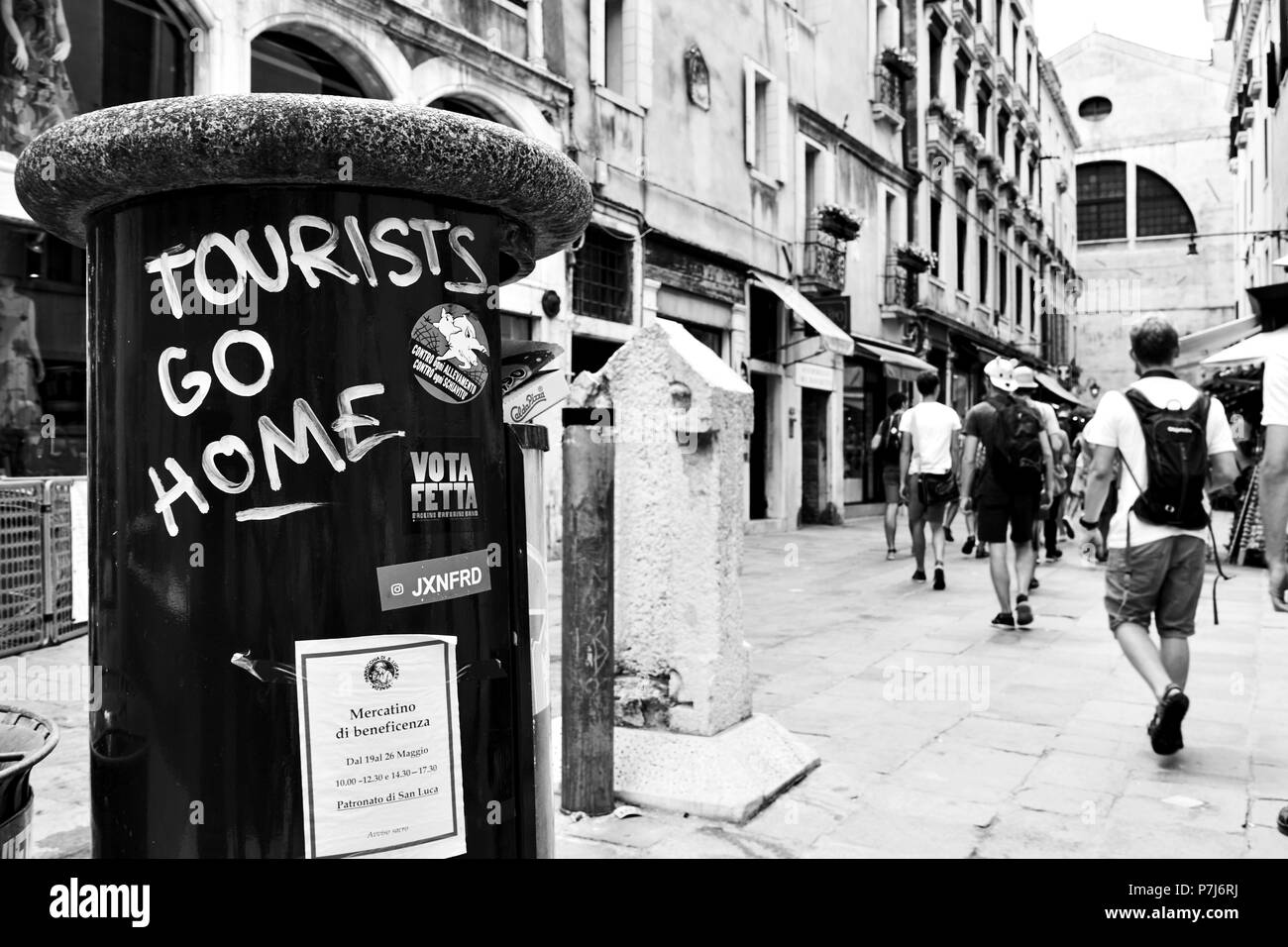 Venise, Italie - le 18 juin 2018 : 'touristes' go home graffito sur litterbin à Venise Banque D'Images