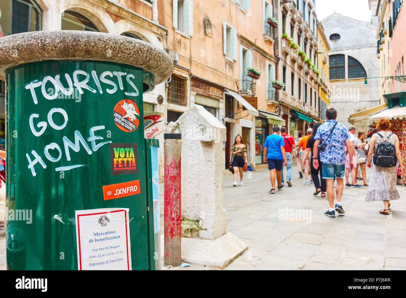 Venise, Italie - le 18 juin 2018 : 'touristes' go home graffito sur l'litterbin à Venise Banque D'Images