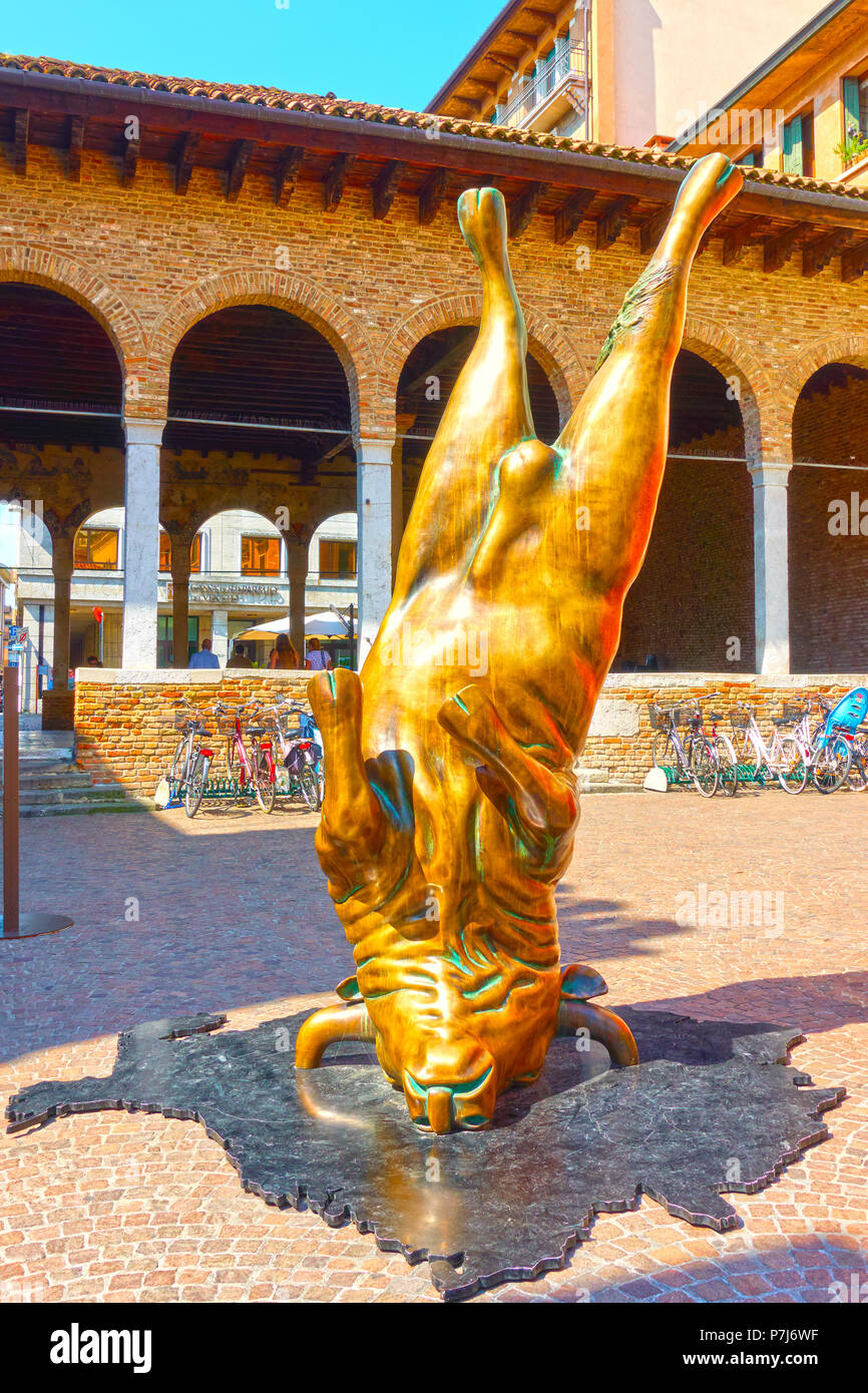 Treviso, Italie - 19 juin 2018 : Sculpture d'un taureau à l'envers par Christian Balzano intitulé résilience (it. : Io siamo Resilienza ) à Treviso Banque D'Images