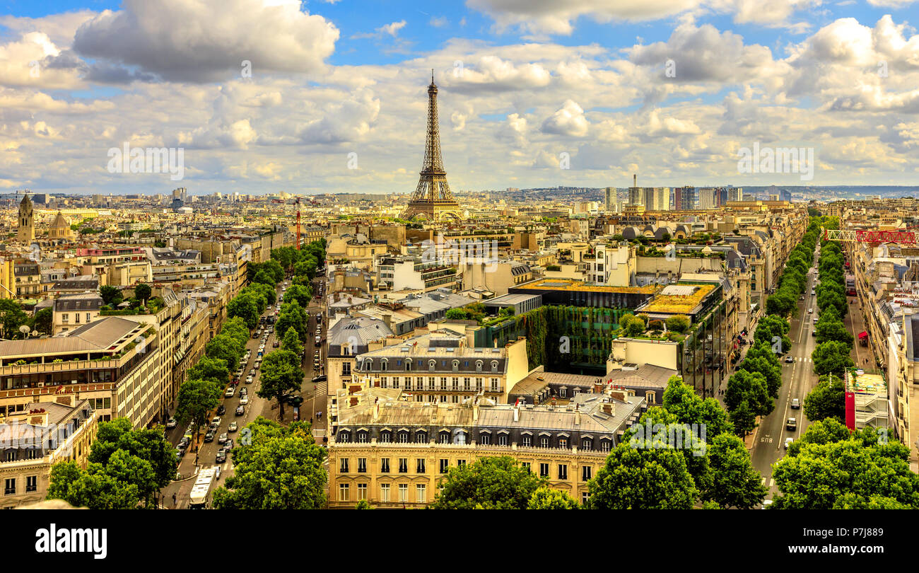 Panorama de l'Arc de Triomphe de la Place Charles de Gaulle. Les rues comme arbres Avenues Marceau, d'Iena et Kleber à Paris, France, Europe. Vue éloignée sur Tour Eiffel tower in Paris nuageux d'horizon. Banque D'Images