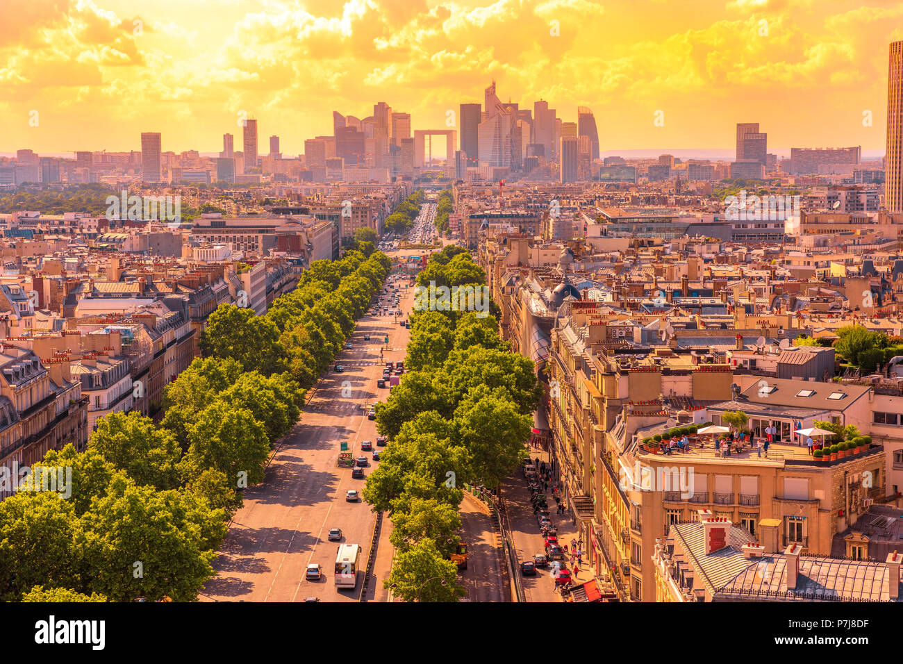 Place Charles de Gaulle panorama au coucher du soleil de l'Arc de Triomphe terrasse avec toits de Paris en France, en Europe. Urbain pittoresque paysage urbain. Banque D'Images