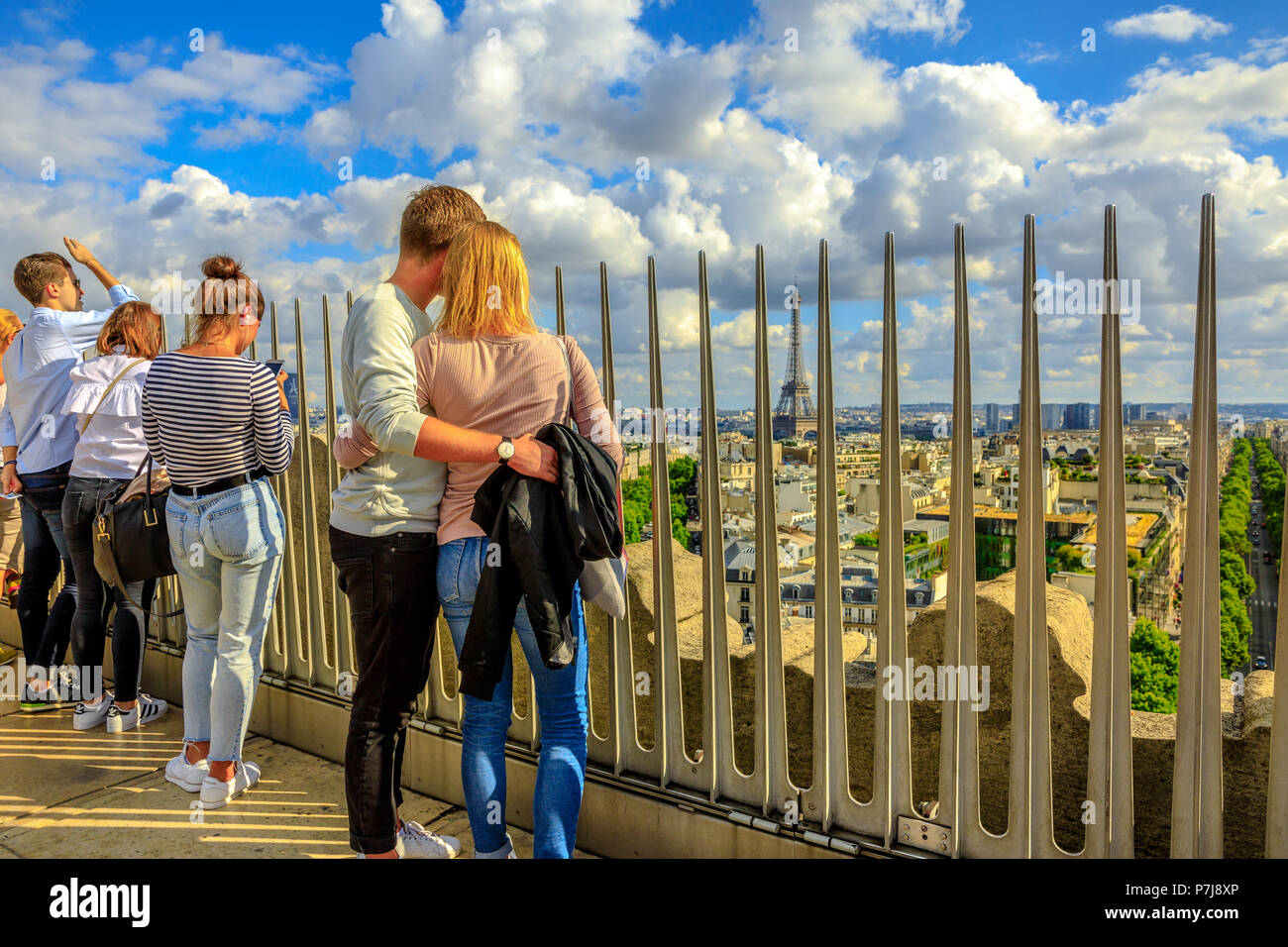 Paris, France - le 2 juillet 2017 : à la Tour Eiffel à la distance entre le haut de l'Arc de Triomphe. Monument à toits de Paris, France, Europe. Journée ensoleillée avec ciel bleu. Banque D'Images