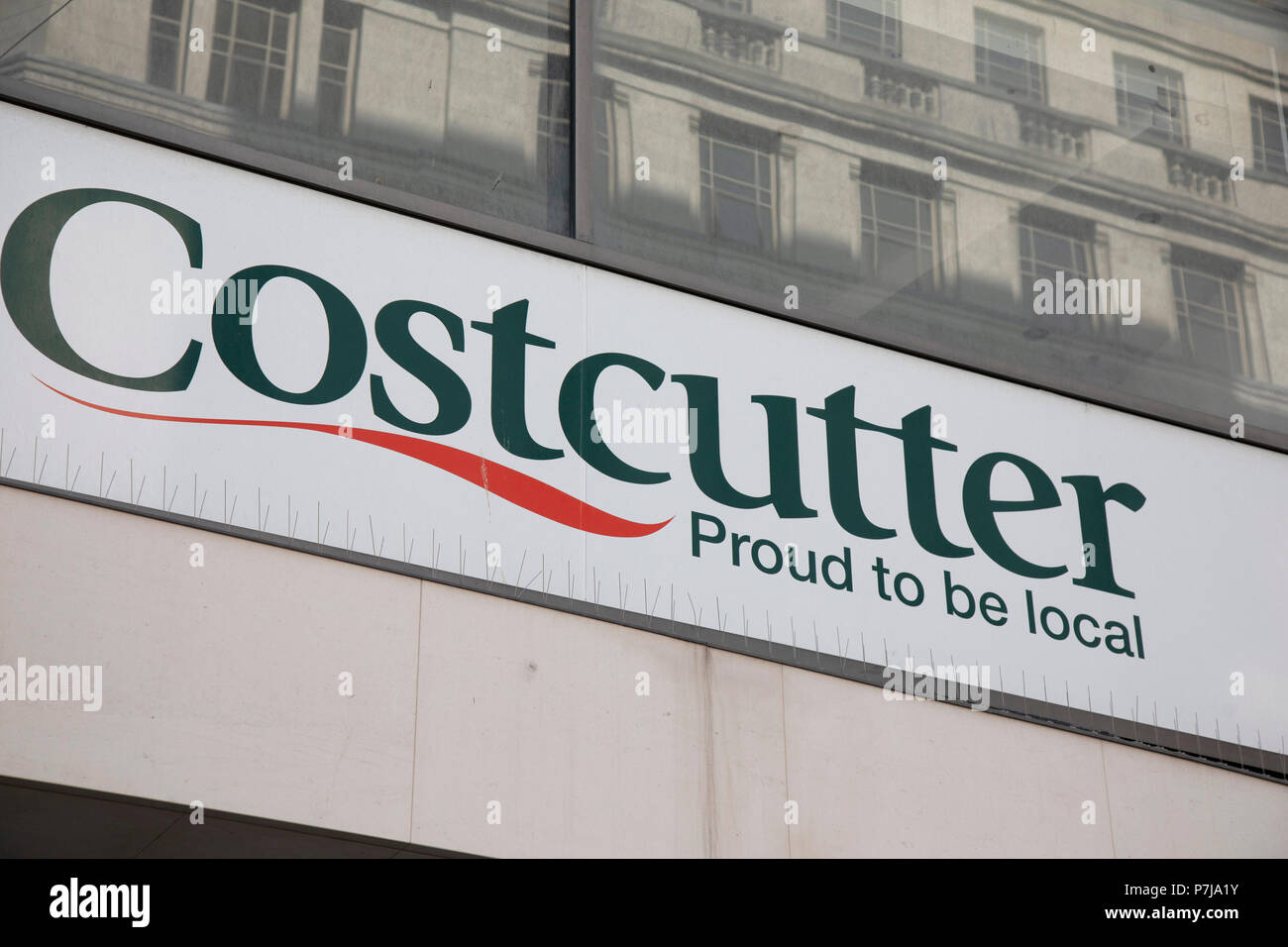 Signe pour le supermarché Costcutter cornershop marque à Birmingham, Royaume-Uni. Banque D'Images