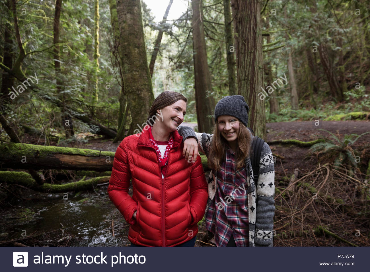 Confiant Portrait mère et fille de la randonnée dans les bois Banque D'Images