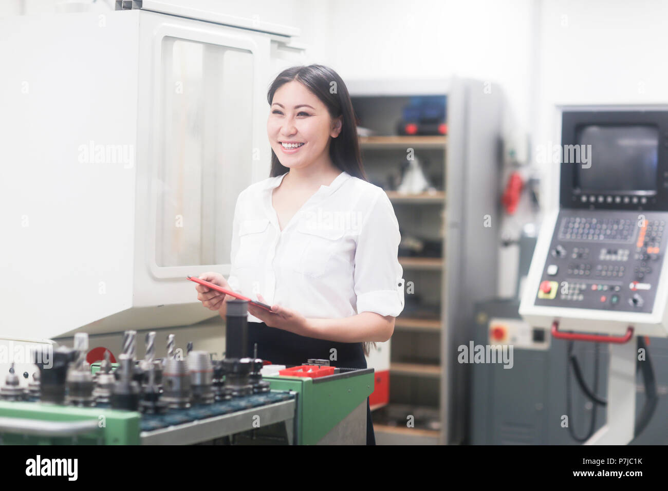 Portrait d'un ingénieur de l'équipement d'exploitation des femmes dans un atelier d'une holding digital tablet Banque D'Images