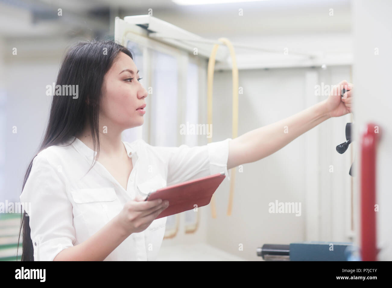 Ingénieur femme tenant une tablette numérique Banque D'Images