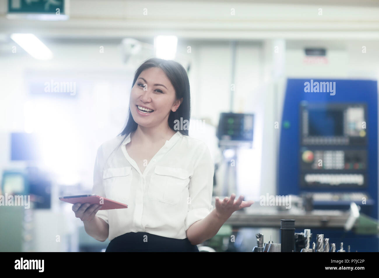 Ingénieur femme debout dans un atelier d'une holding digital tablet Banque D'Images