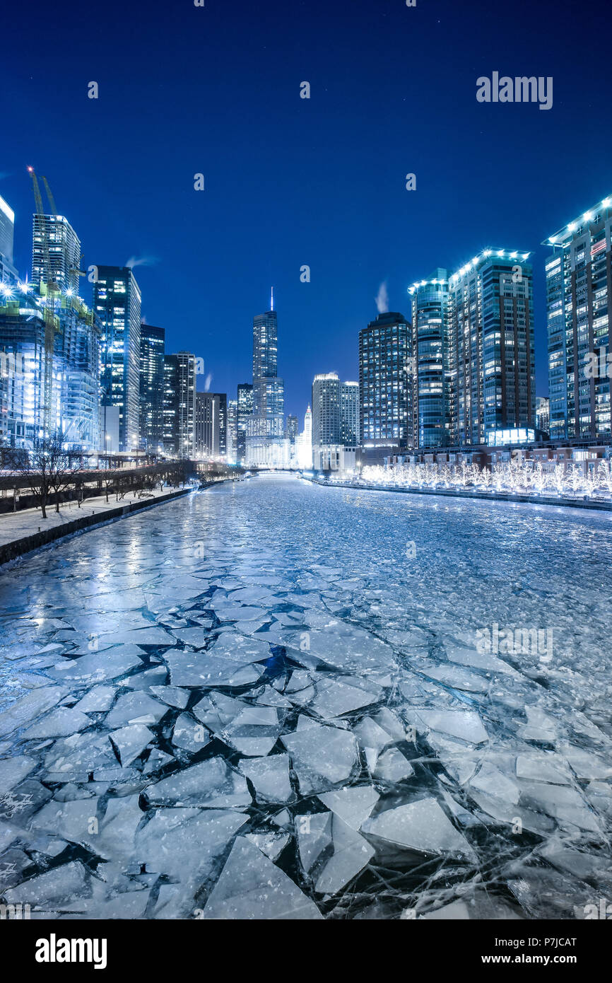 Rivière gelée en hiver, Chicago, États-Unis Banque D'Images