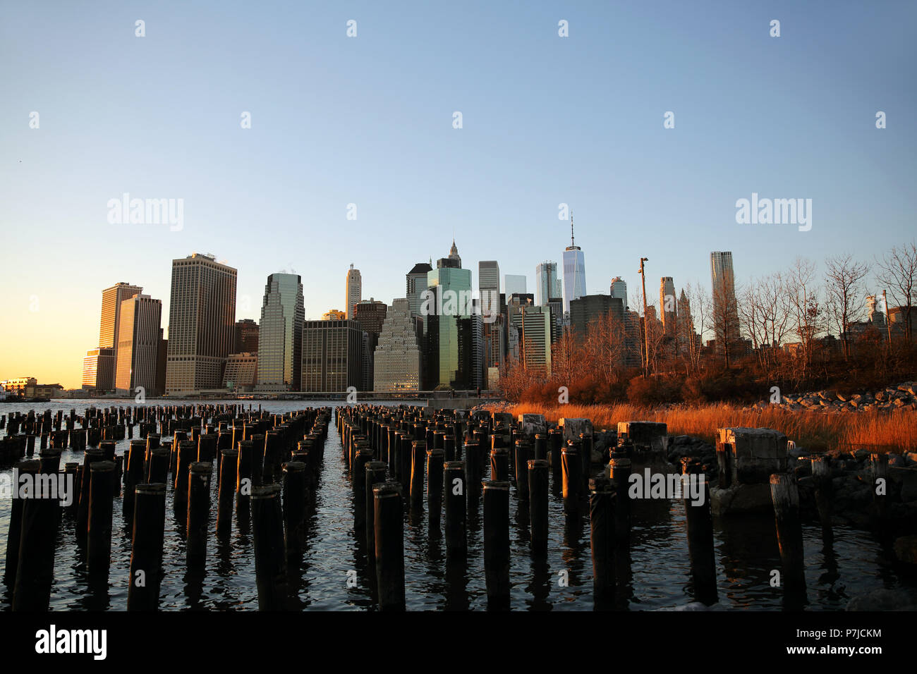 Vue sur Manhattan depuis Brooklyn, en face de East River, États-Unis Banque D'Images