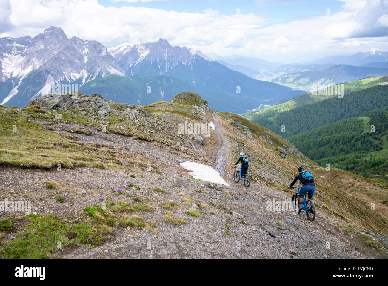 Deux hommes mountain biking, Sexten Dolomites, Trentin, le Tyrol du Sud, Italie Banque D'Images