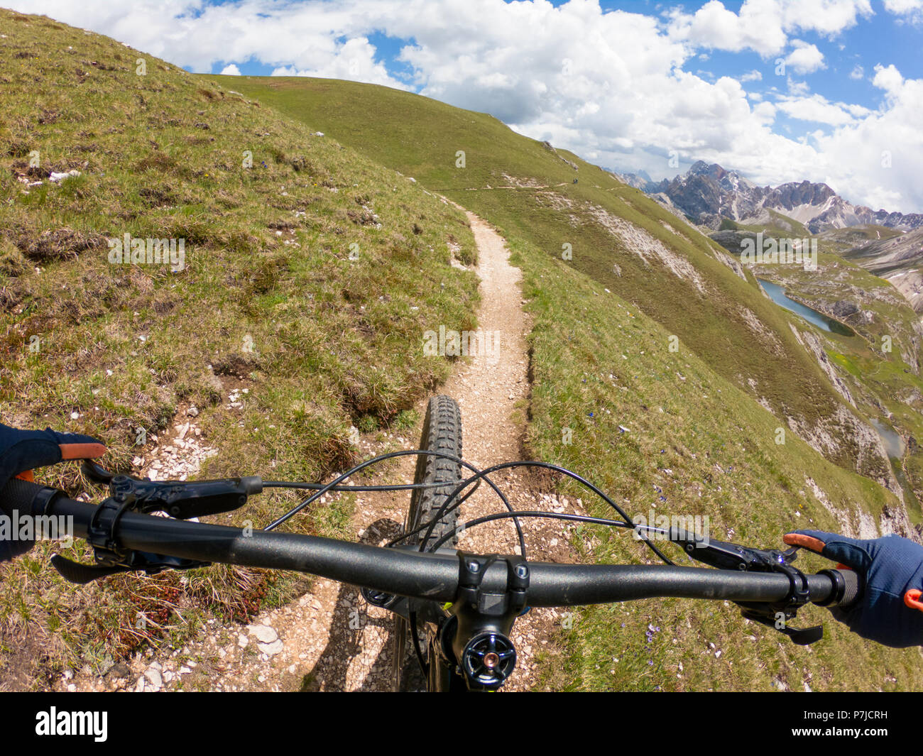 Man mountain biking, Parc National de Fanes-Sennes-Braies, Dolomites, Trentino, Tyrol du Sud, Italie Banque D'Images
