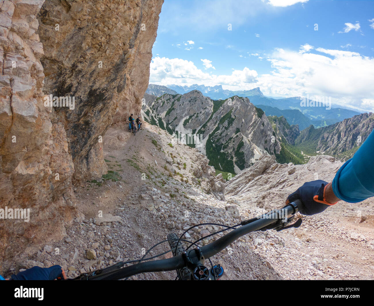 Man mountain biking, Parc National de Fanes-Sennes-Braies, Dolomites, Trentino, Tyrol du Sud, Italie Banque D'Images