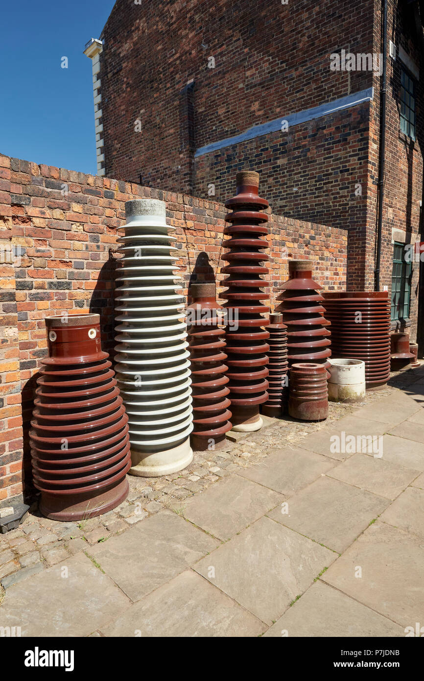 Isolateurs en céramique à l'extérieur de Gladstone Pottery Museum Longton Stoke on Trent Staffordshire England UK Banque D'Images