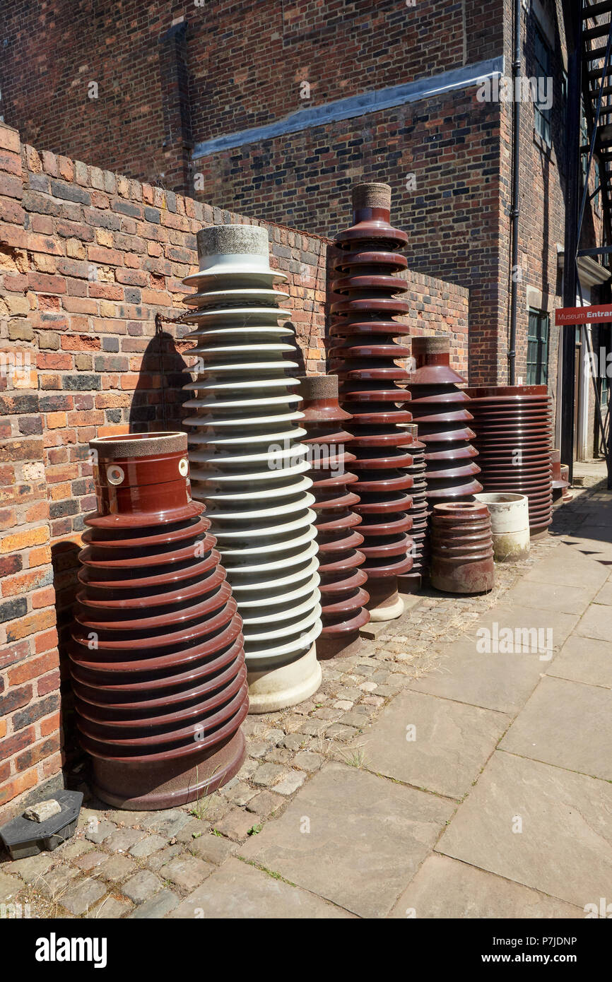 Isolateurs en céramique à l'extérieur de Gladstone Pottery Museum Longton Stoke on Trent Staffordshire England UK Banque D'Images