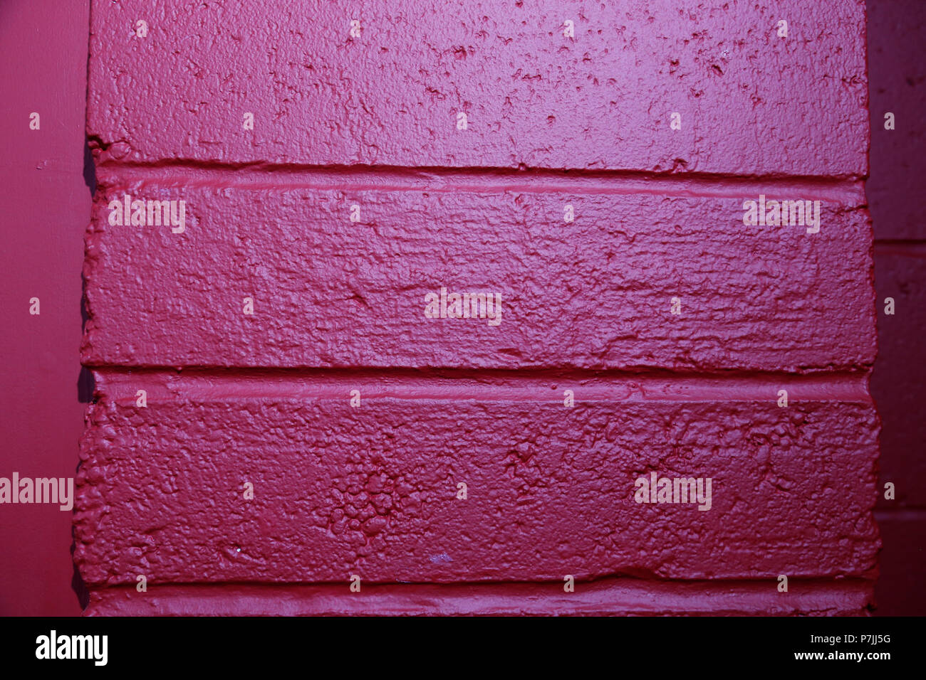 Mur de briques peint rouge Banque D'Images