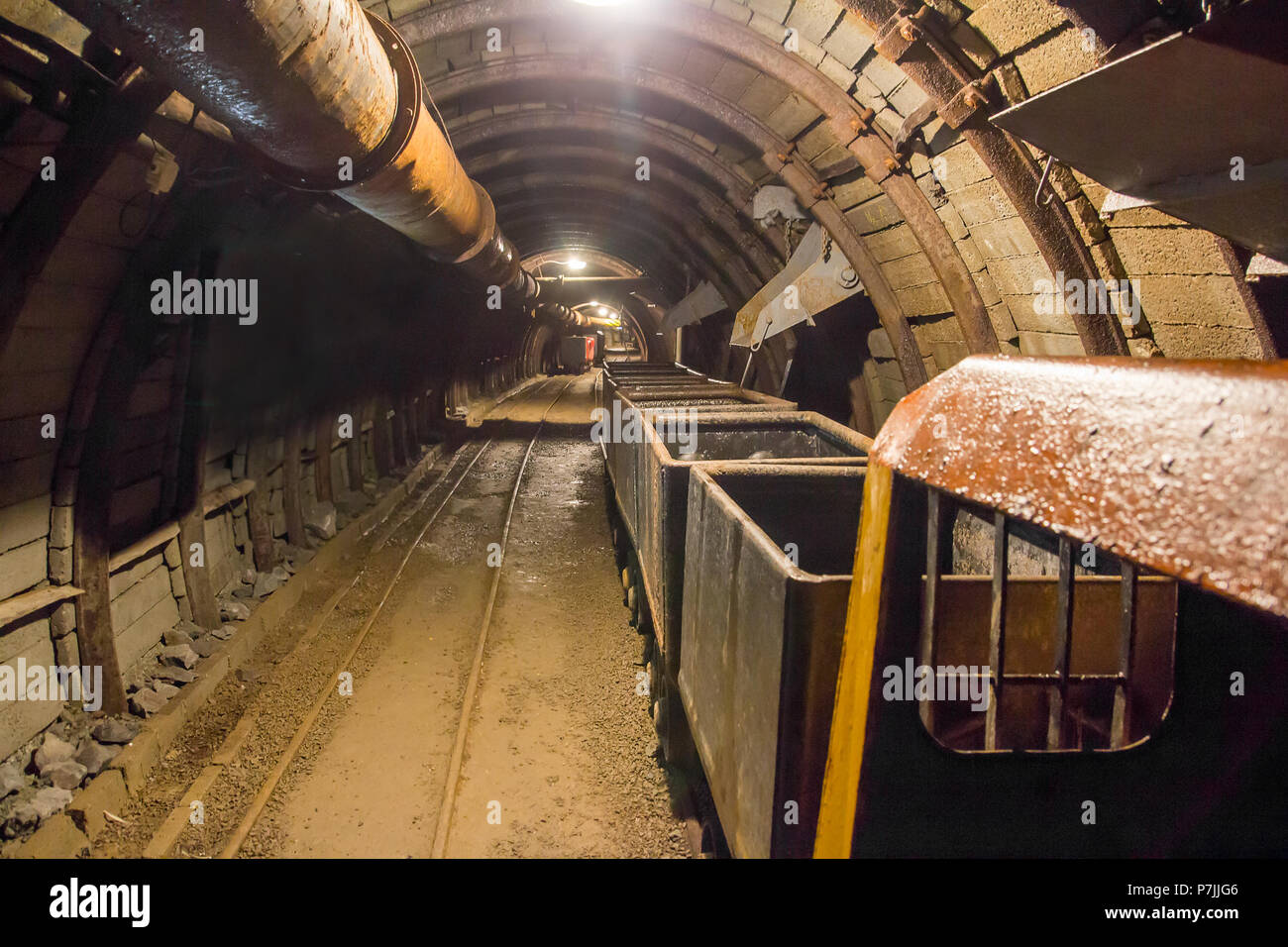 Mine avec railroad track - mines souterraines Banque D'Images