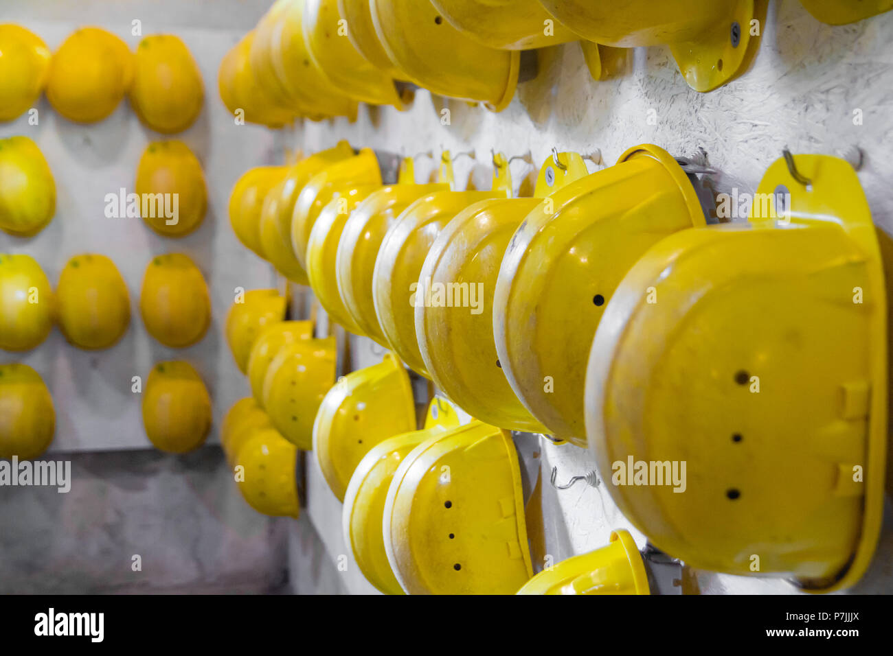 Disque jaune des casques de sécurité Banque D'Images