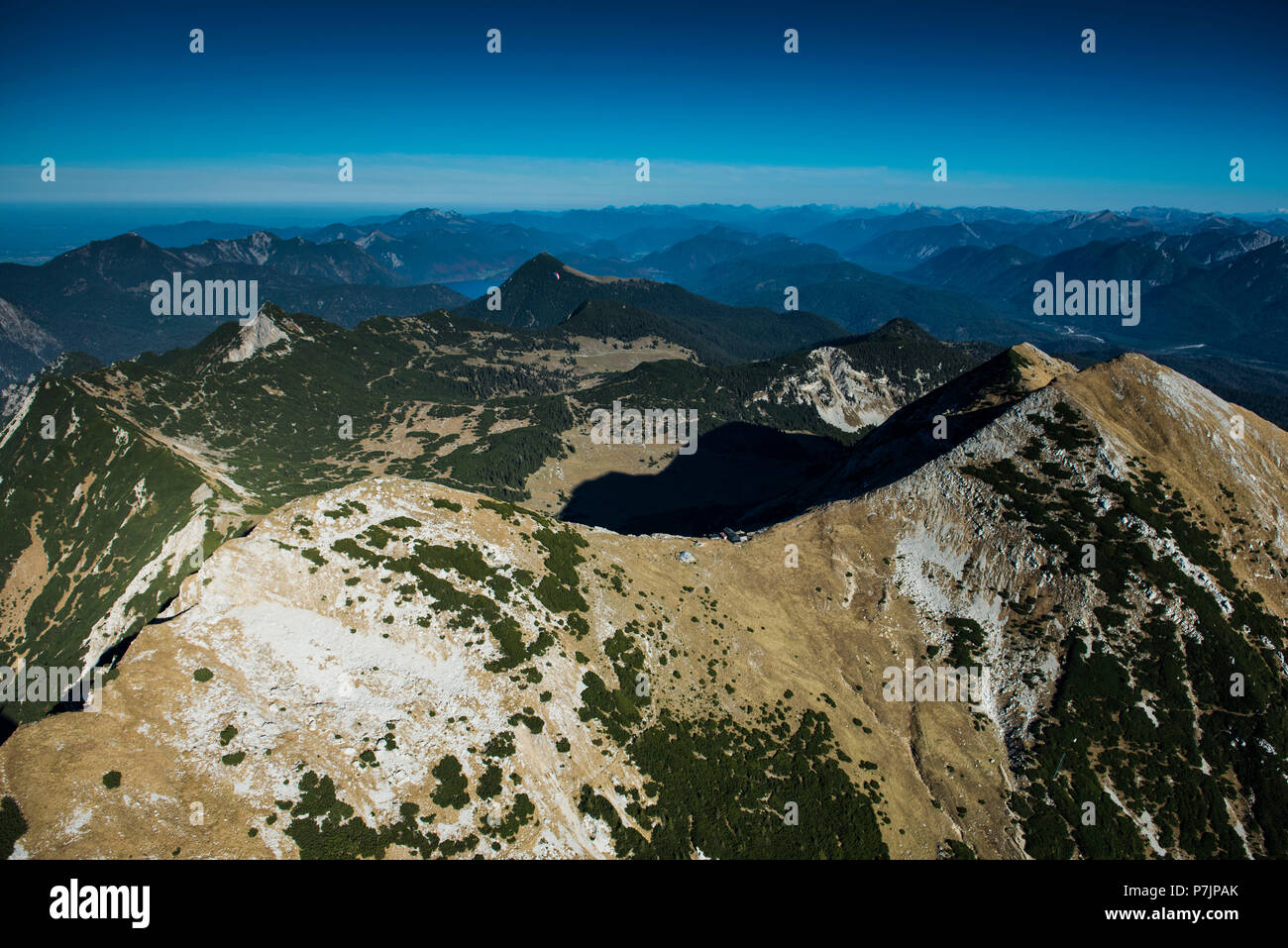 Montagnes ester avec Weilheimer hut devant l'Isartal à Eschenlohe, vue aérienne, bernois, Bavière, Allemagne Banque D'Images