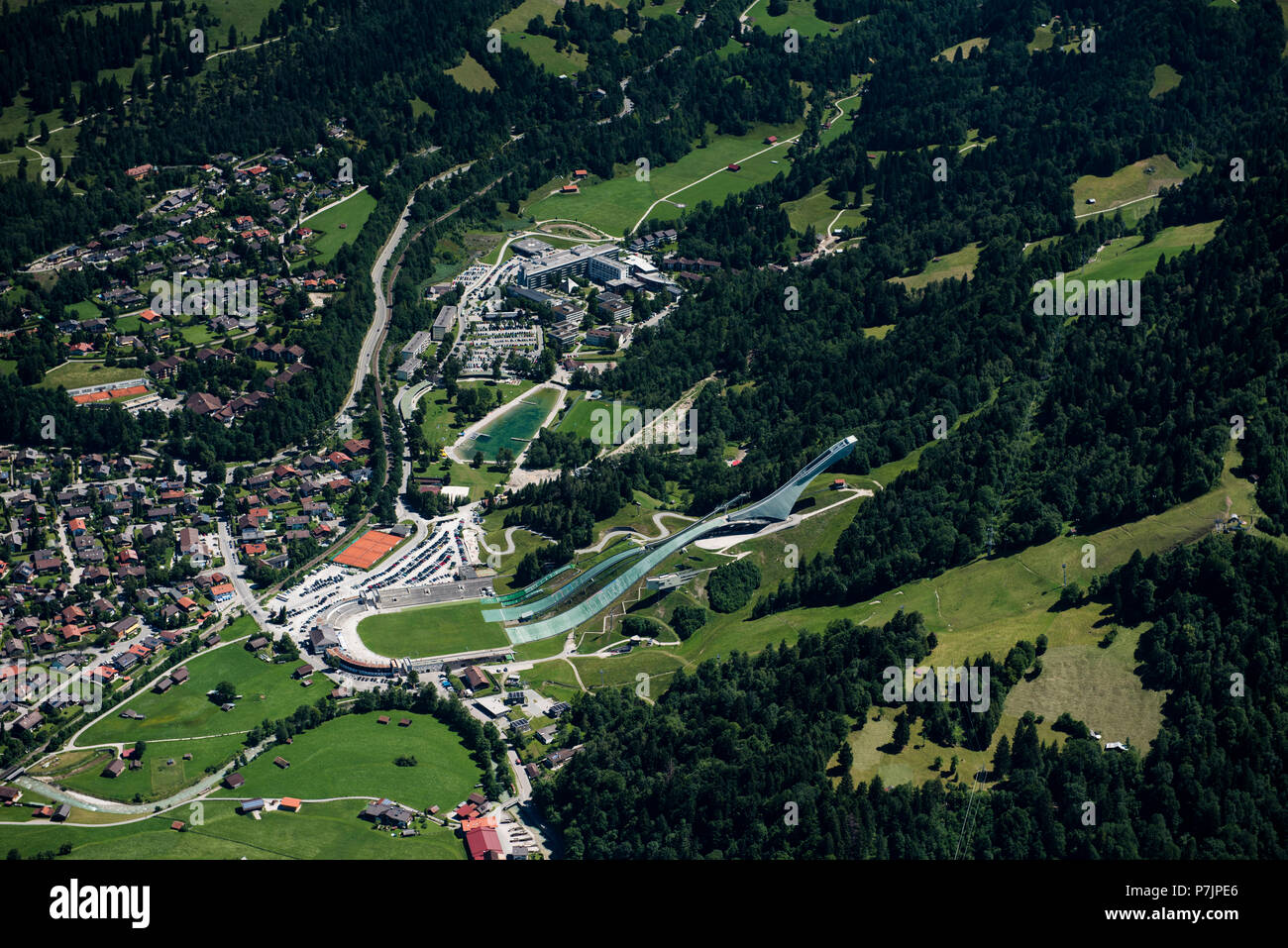 Garmisch-Partenkirchen avec saut à ski hill, vue aérienne, bernois, Bavière, Allemagne Banque D'Images
