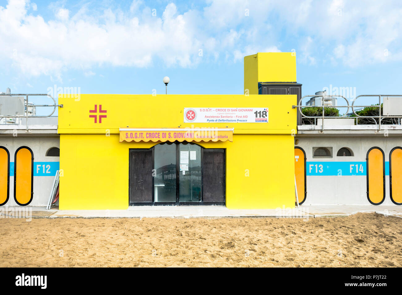 Vue d'un petit bâtiment de service médical d'urgence jaune sur la plage, l'architecture sur la plage de Lignano Banque D'Images