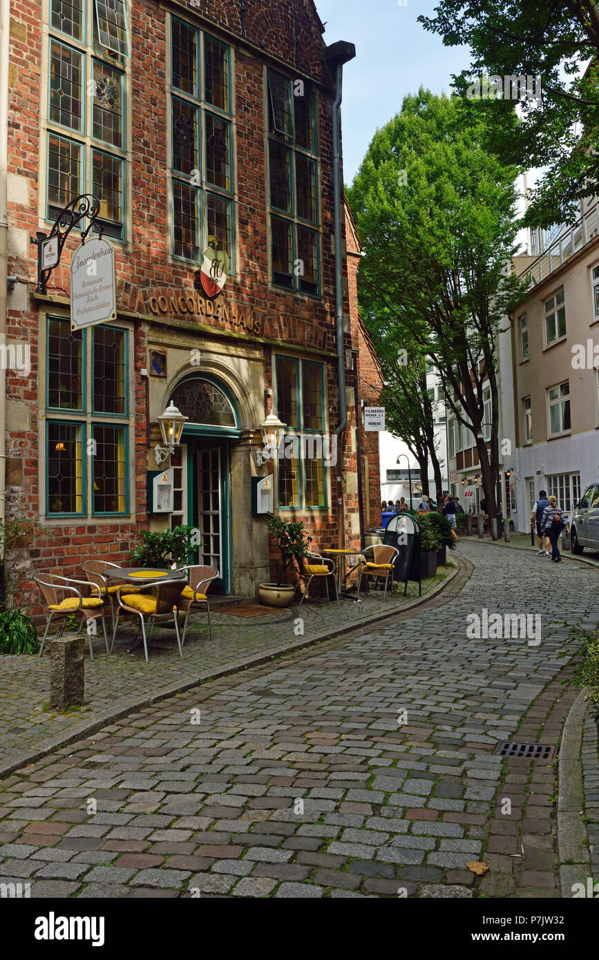Allemagne, ville hanséatique de Brême, 'chnoorviertel' (le plus ancien quartier résidentiel de l'artiste et quart à Brême), 15e au 18e siècle, maisons de ville, Vieille lane avec magasins et bars, vue de 'Concordenhaus" (bâtiment historique), restaurant, Banque D'Images