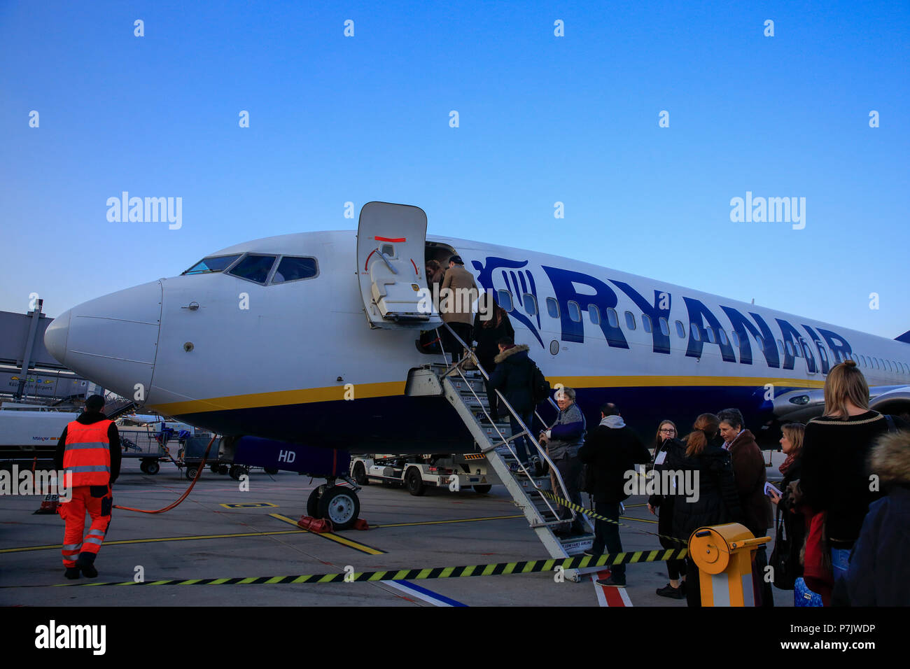 Les passagers d'un Boeing 737-800 de la compagnie aérienne à bas coûts Ryanair à l'aéroport Cologne-Bonn, Allemagne Banque D'Images