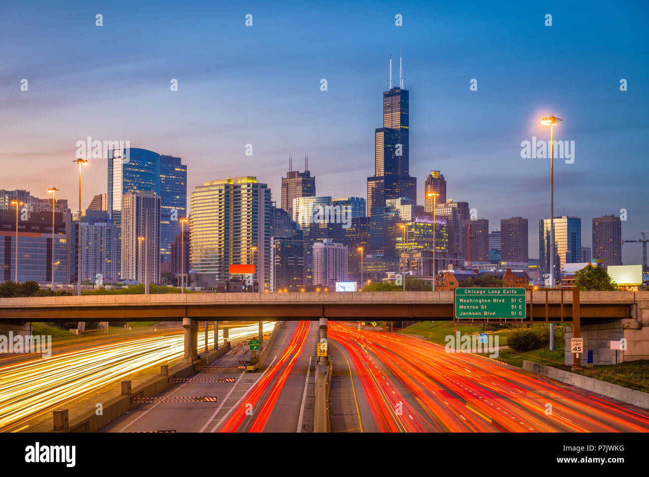 Chicago, Illinois, USA sur le centre-ville sur la voirie au crépuscule. Banque D'Images