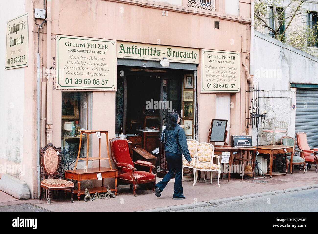 AJAXNETPHOTO. BOUGIVAL, FRANCE. - BROCANTE SUR LA CHAUSSÉE - MEUBLES ANCIENS SUR LE TROTTOIR À L'EXTÉRIEUR D'UN ANCIEN établi d'antiquités et de bric-à-brac SHOP DANS LA VILLE. PHOTO:JONATHAN EASTLAND/AJAX REF:82905 1 2 Banque D'Images